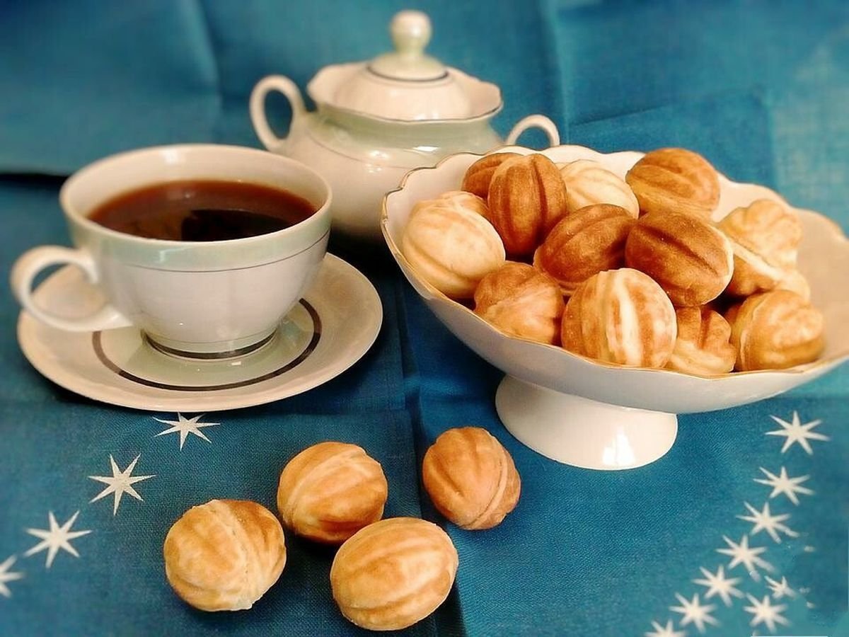 Печеные орехи. Печенье орешки со сгущенкой. Орешки к чаю. Чай и орешки со сгущенкой. Орехи со сгущенкой.