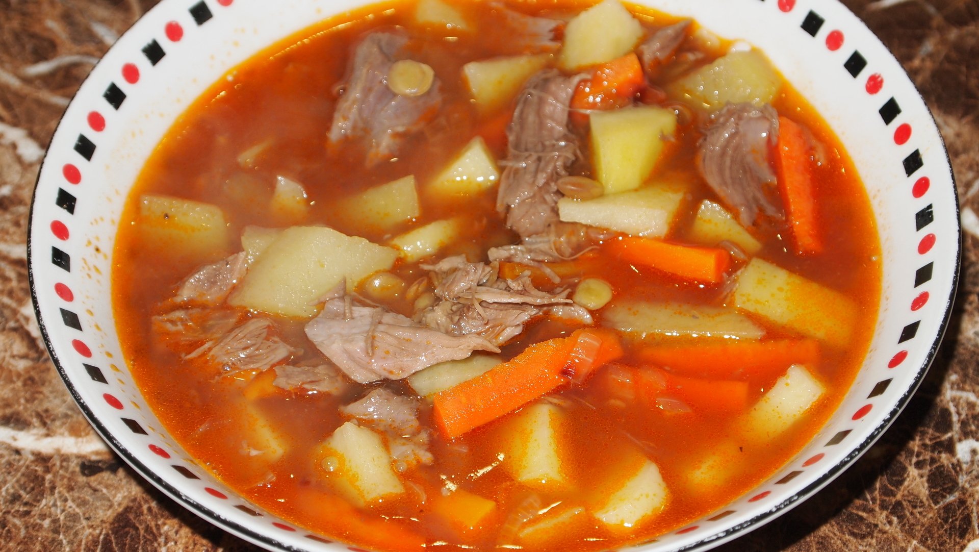 Вкусный суп из баранины. Суп из баранины. Суп с говядиной и картошкой. Суп с чечевицей и бараниной.