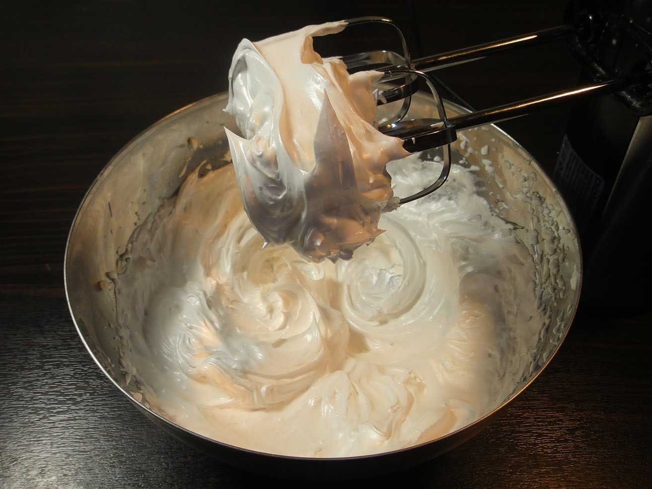 Простой белковый крем. Белковый крем. Заварной крем. Приготовление белкового крема. Торт с заварным кремом.