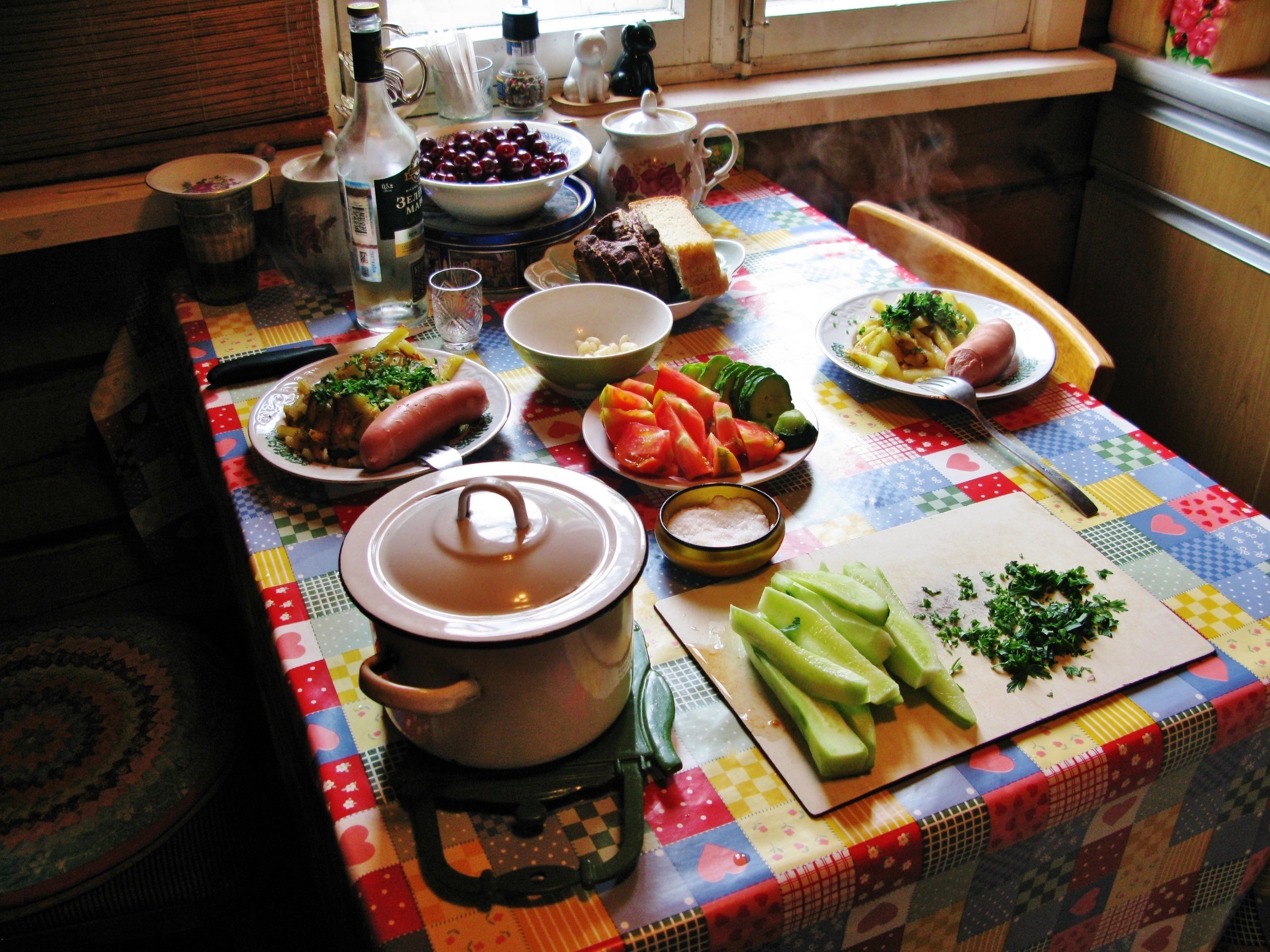 Загородная еда. Накрытый стол. Обед на даче. Домашний стол с едой. Сервировка стола с едой.