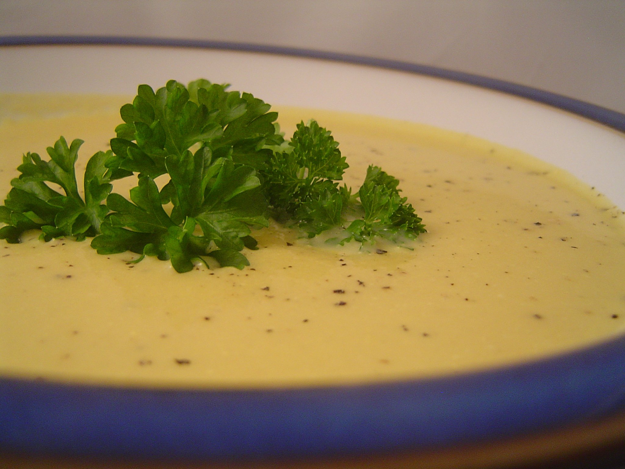 Суп сельдерей отзывы. Сельдереевый крем суп. Пюре из корня сельдерея. Крем суп из сельдерея. Крем суп из корня сельдерея.