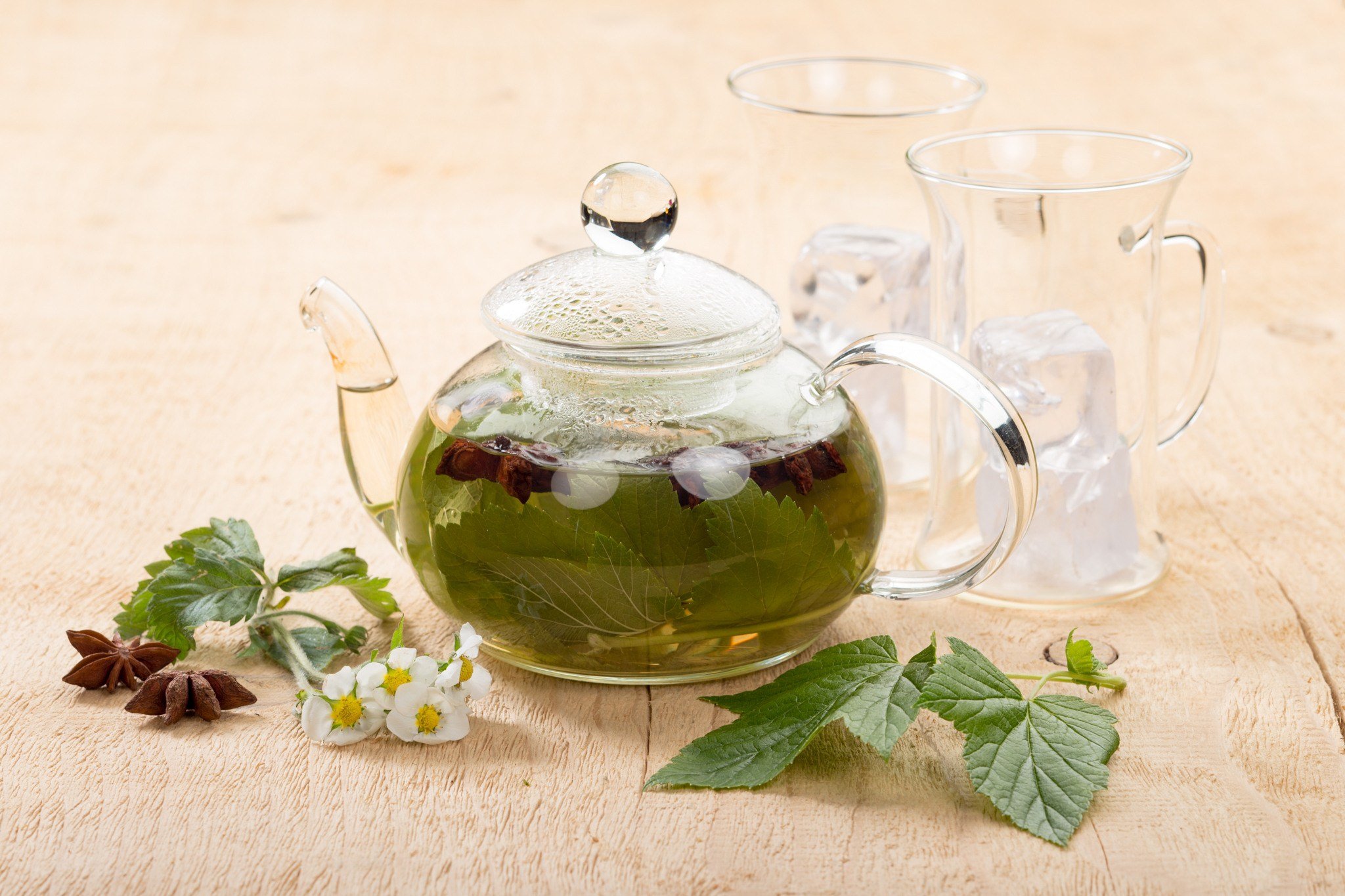 Вкусные ароматные чаи. Ароматный зеленый чай. Чайник для трав. Чайник с чаем. Чайник с травами.