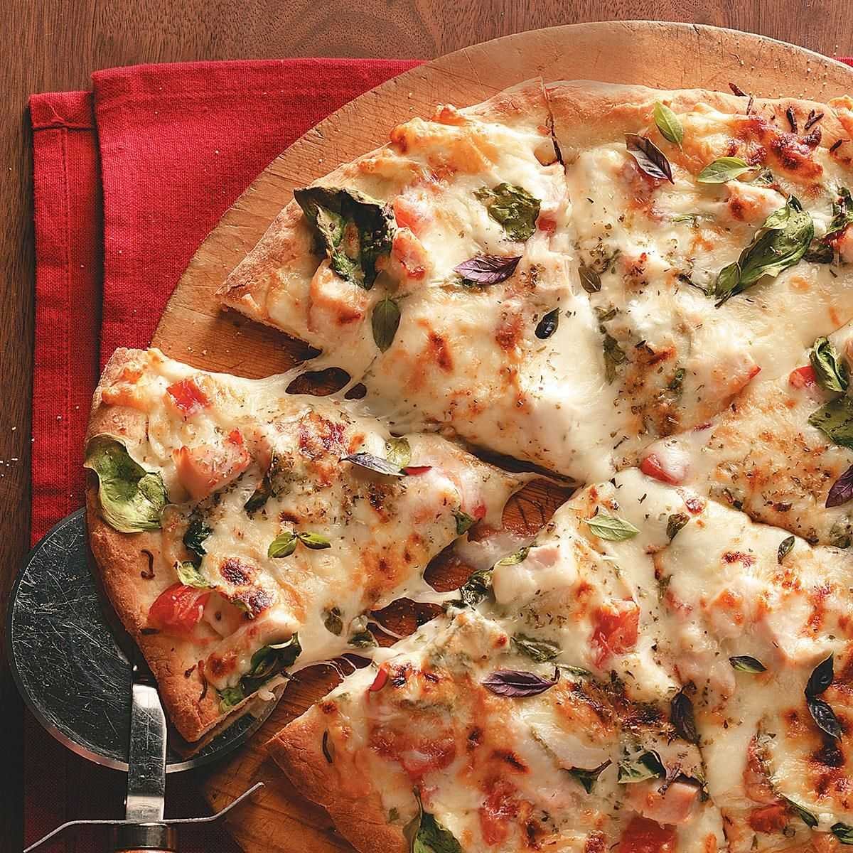 Домашняя пицца в духовке рецепт начинки. "Пицца". Итальянская пицца. Пицца итальянская домашняя. Пицца с курицей.