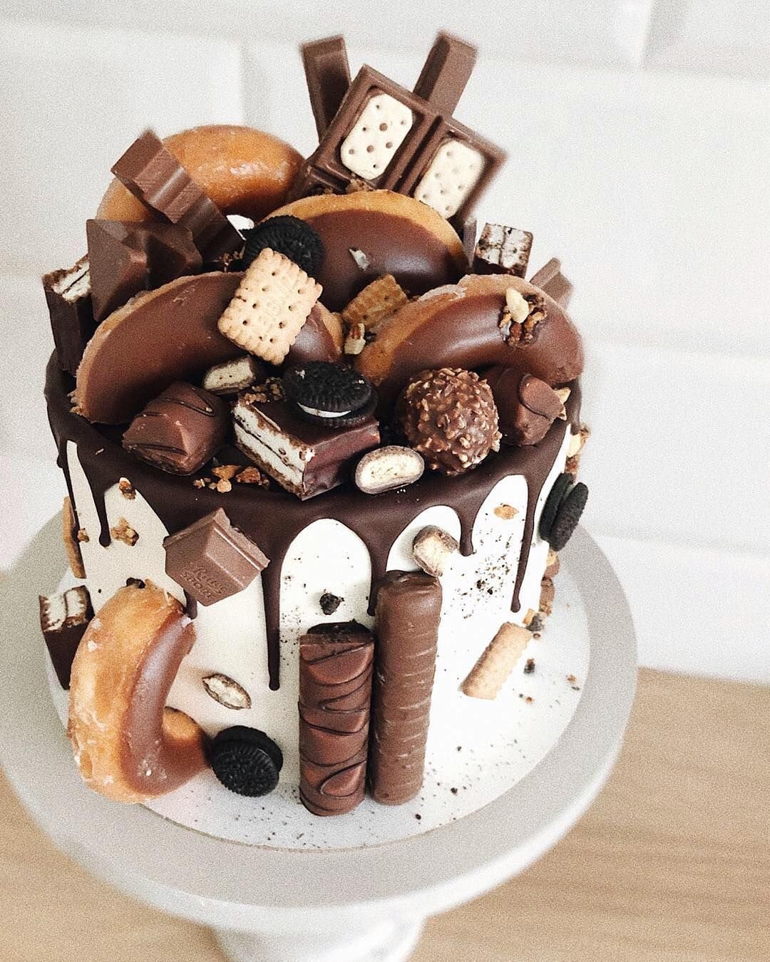 Choco decoration на русском. Украшение торта шоколадными конфетами. Торт «шоколадка». Украшение торта млажосьями. Торт с шоколадным декором.