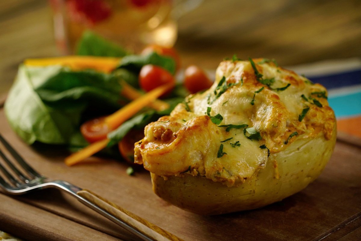 Картошка с жульеном в духовке рецепт. Батата махши. Запеченный фаршированный картофель. Картофель фаршированный сыром. Картофель запеченный с сыром.