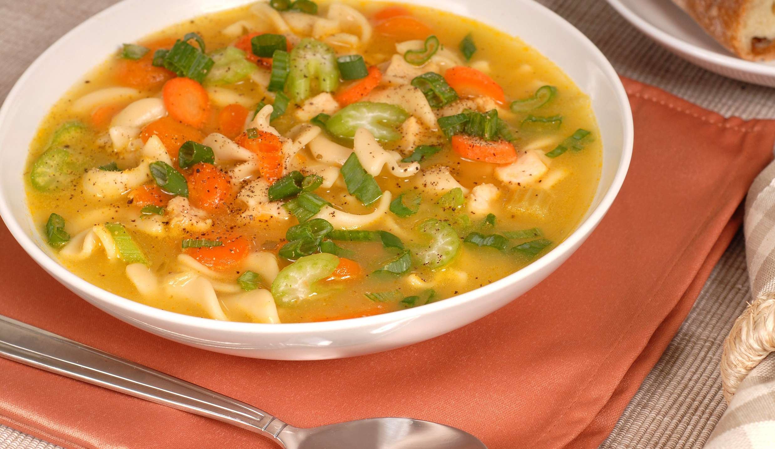 Суп с овощами калорийность. Овощной суп минестроне. Овощной суп с макаронами. Овощные русские супы. Овощной суп для похудения.