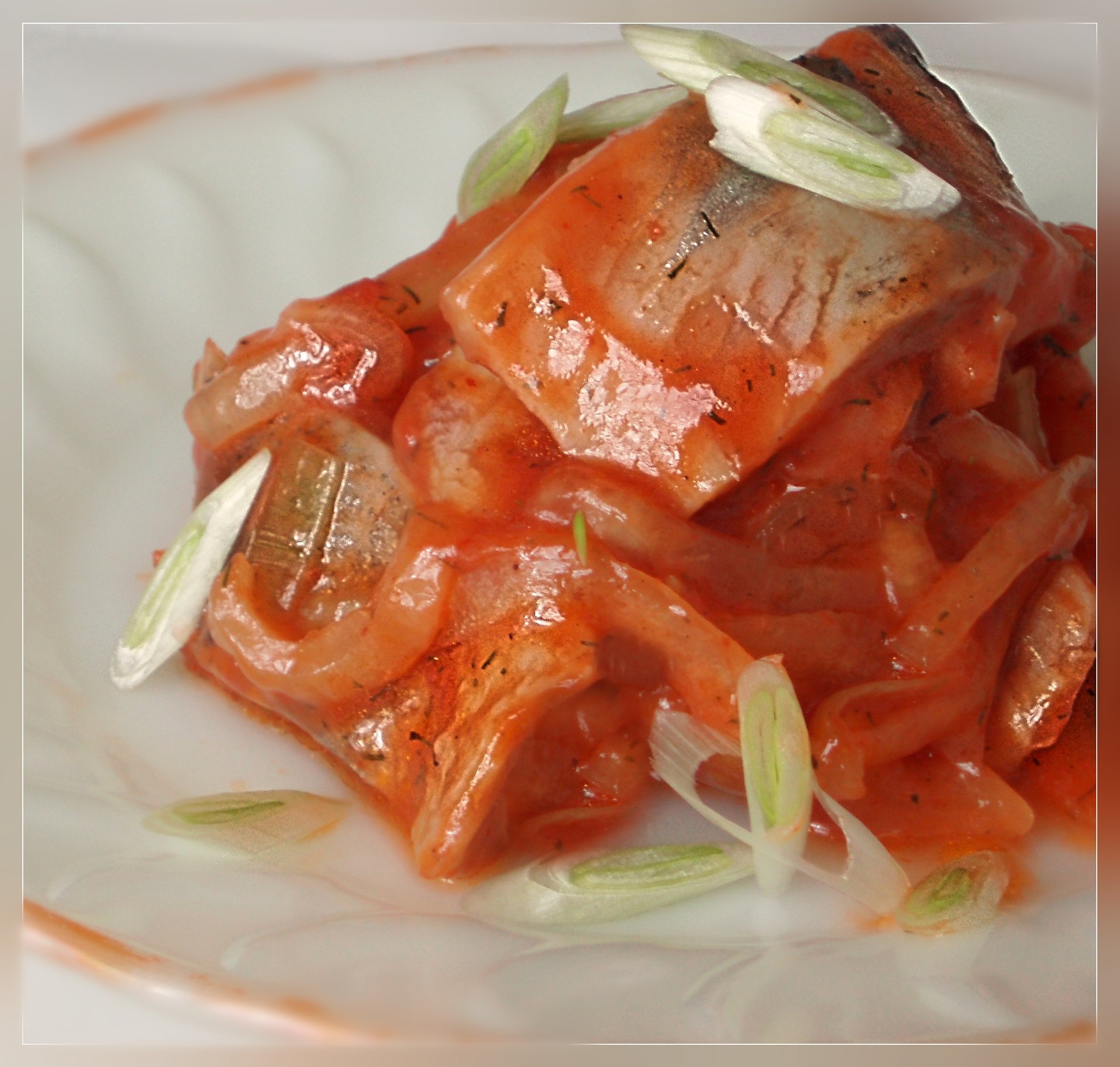 Рецепт маринованной рыбы в домашних условиях. Рыба в томатном соусе. Скумбрия в маринаде с луком. Сельдь в томатном маринаде с луком. Скумбрия малосольная в томате.