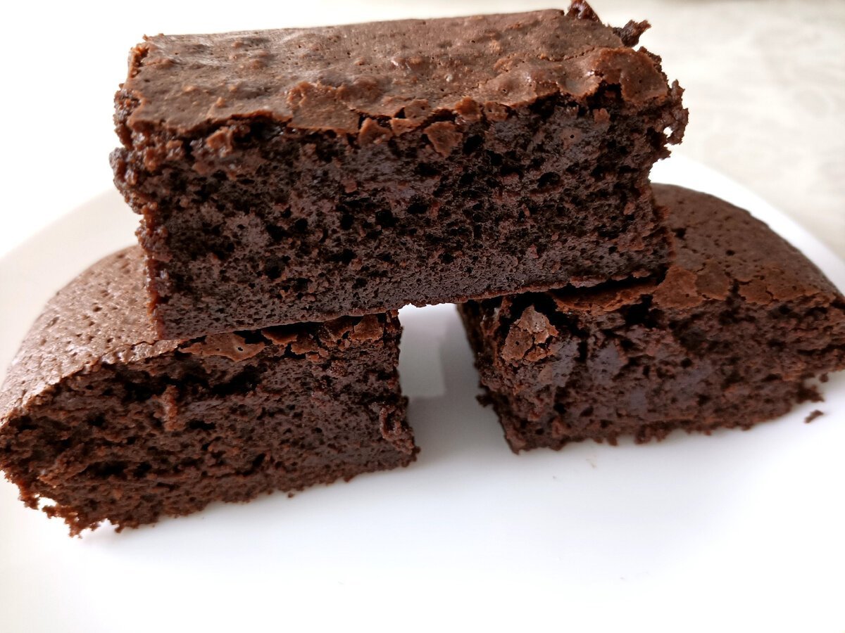 Классический брауни в домашних условиях. Торт Брауни шоколадный. Шоколадный бисквит Брауни для торта. Брауни ПП бисквит. Влажный Брауни.