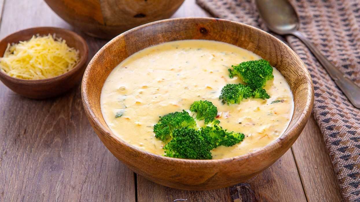 Суп пюре с плавленным сыром и курицей. Суп Романо сырный. Сырный крем суп. Сырный суп пюре. Сырный суп с овощами.