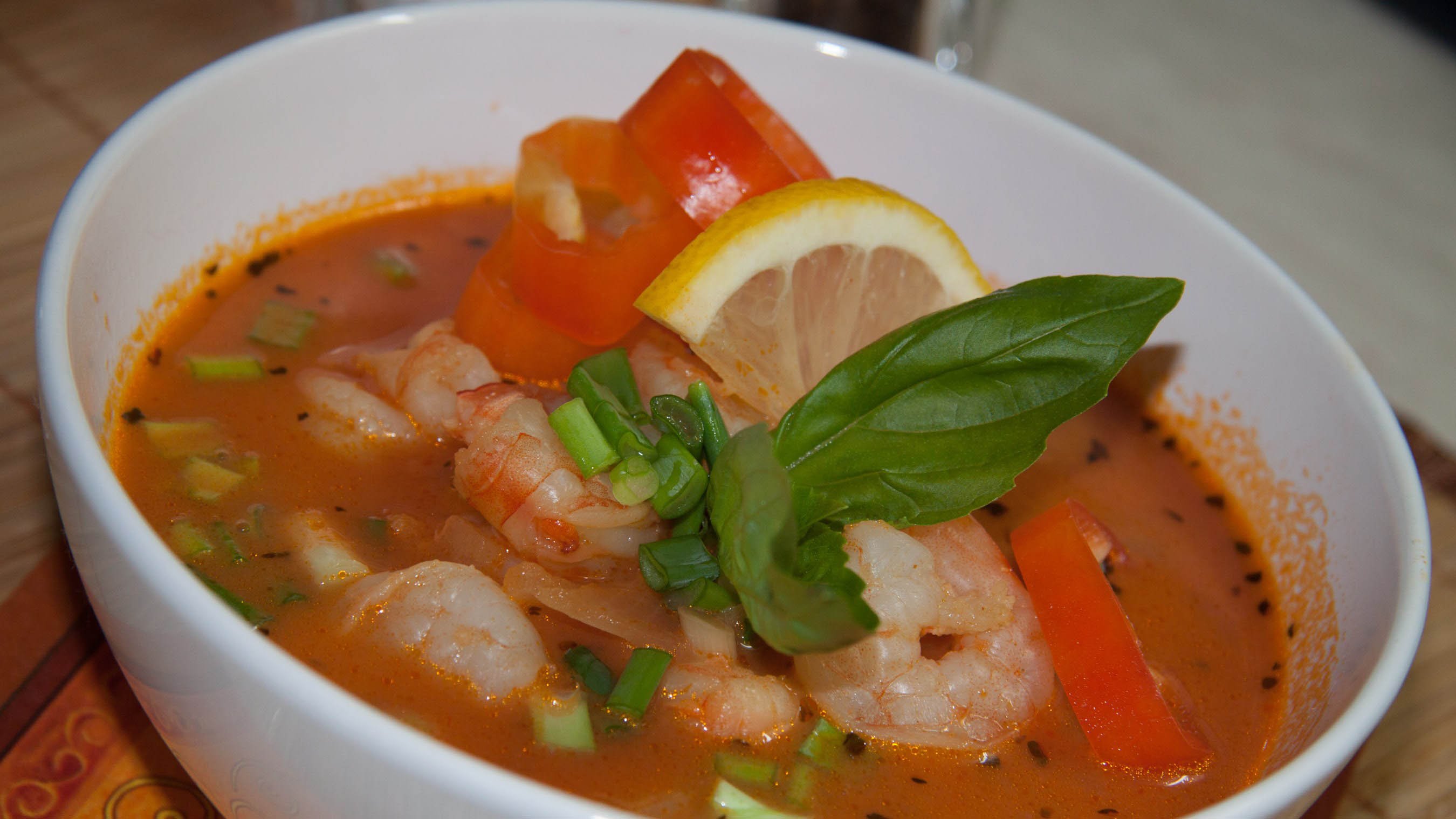 Рецепт вкусного супа с креветками. Палермитанский суп. Суп с креветками. Томатный рыбный суп. Томатный суп с креветками.