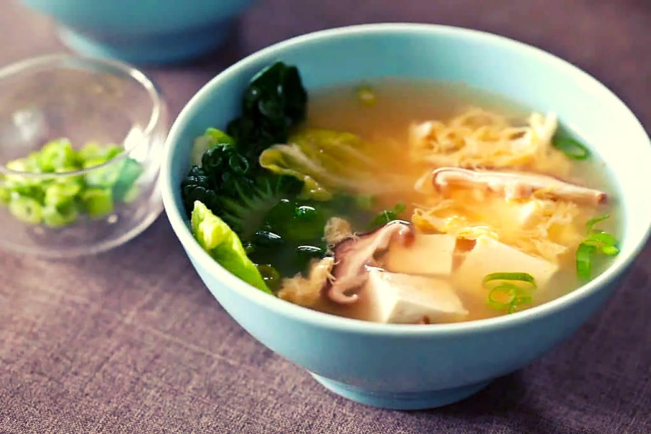 Где можно поесть супа. Мисо суп с тофу. Грибной мисо суп. Китайский суп с тофу. Мисо суп с гедза.