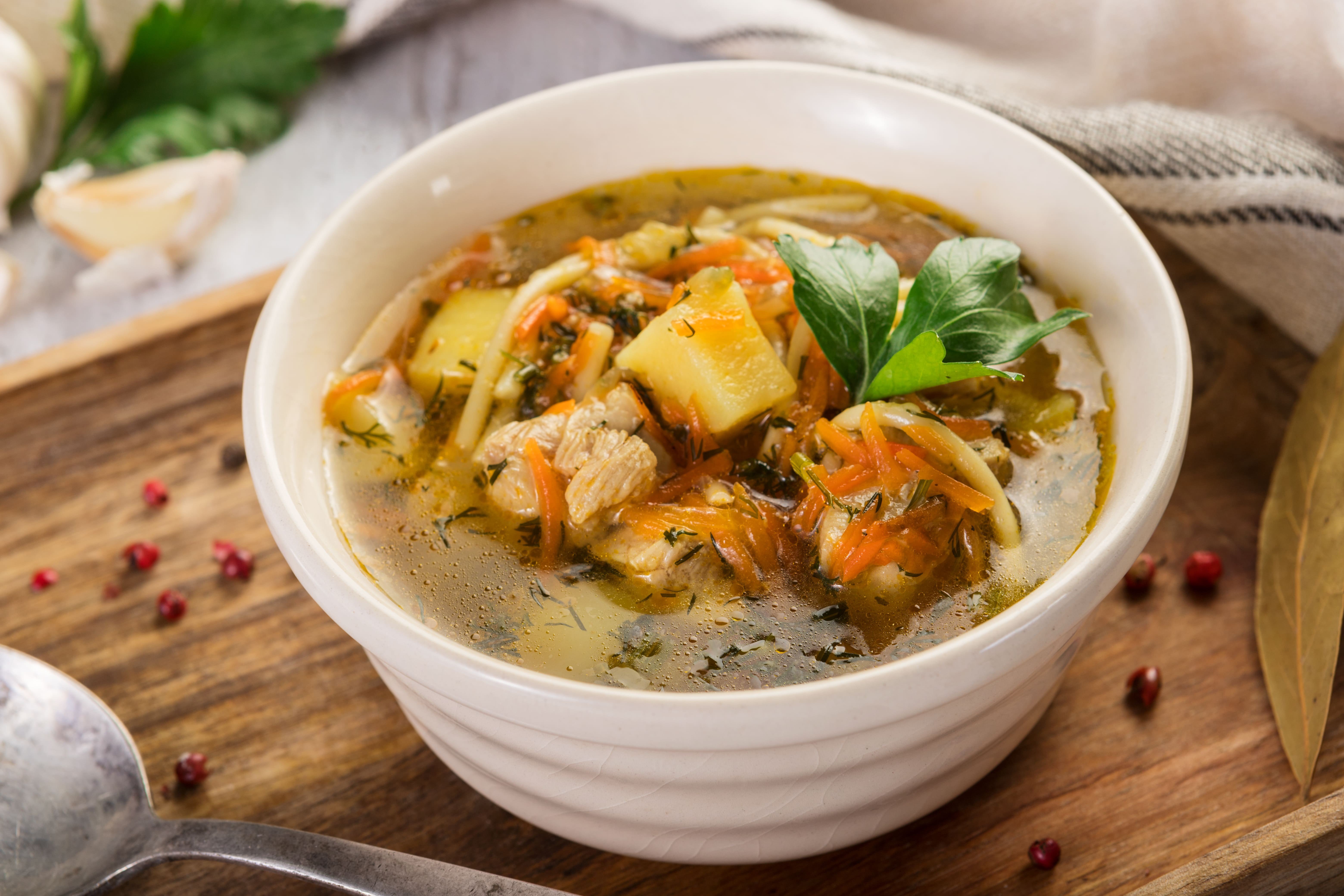 Печеный суп. Куриный суп Римский. Куриный суп с шампиньонами. Суп с шампиньонами и картофелем и свининой. Суп с куриной грудкой и лапшой.