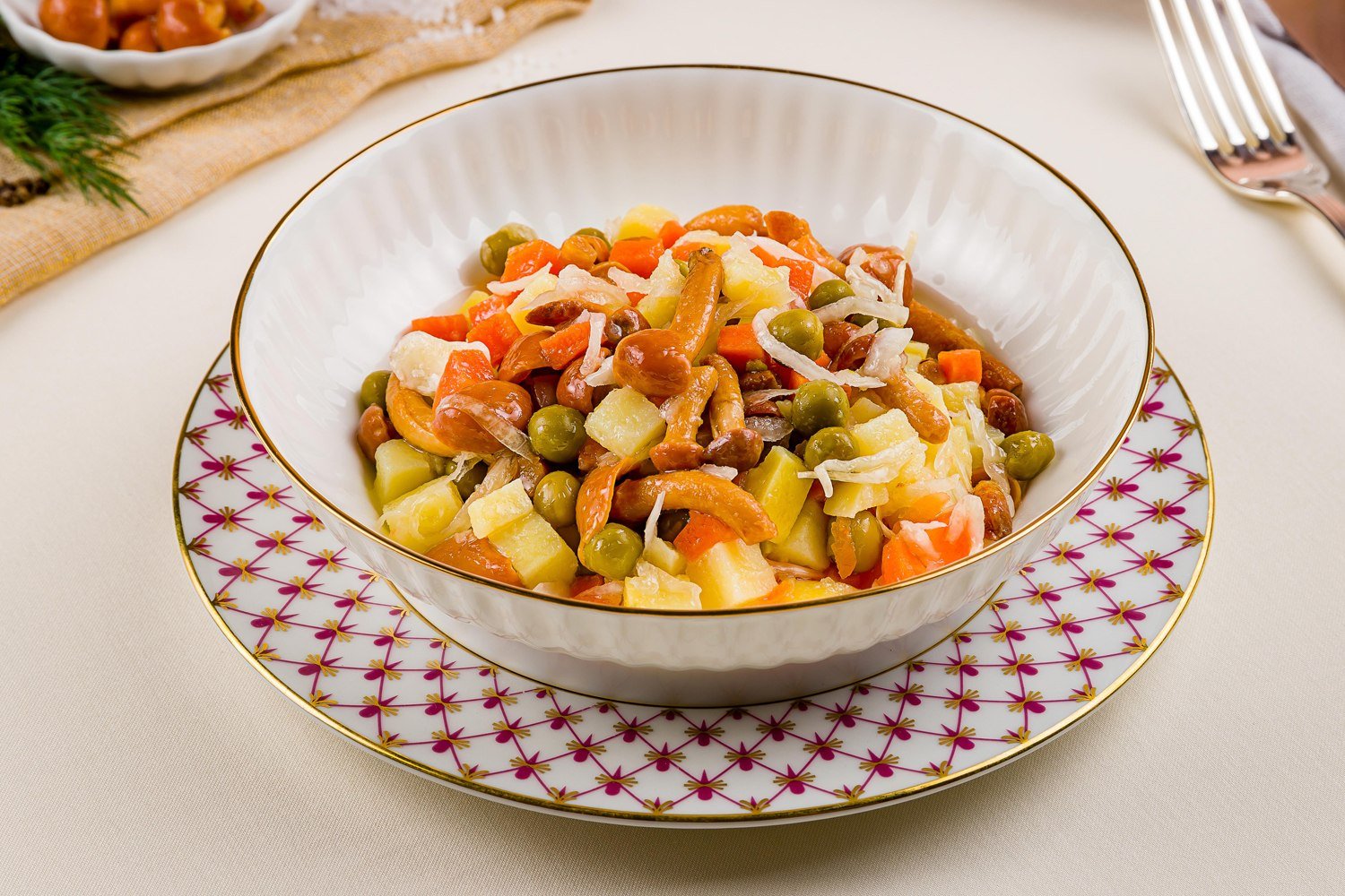Рецепт салата с опятами и курицей. Салат с опятами маринованными. Салат с опятами овощной. Салат с опятами и свежими овощами. Салат с грибами и морковью.