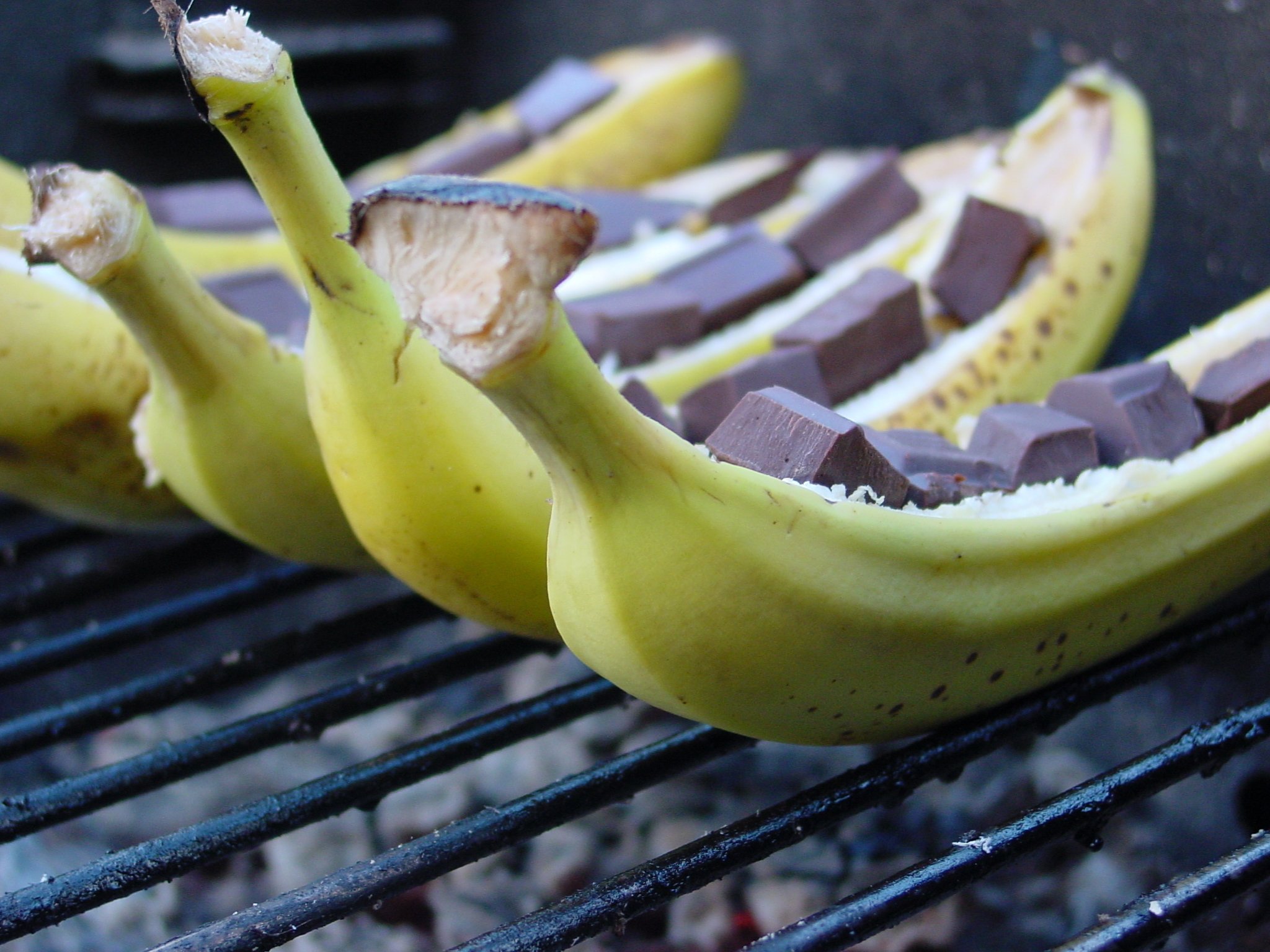 Печеные бананы. Бананы в шоколаде. Запеченные бананы с шоколадом. Бананы для жарки. Жареные бананы в шоколаде.