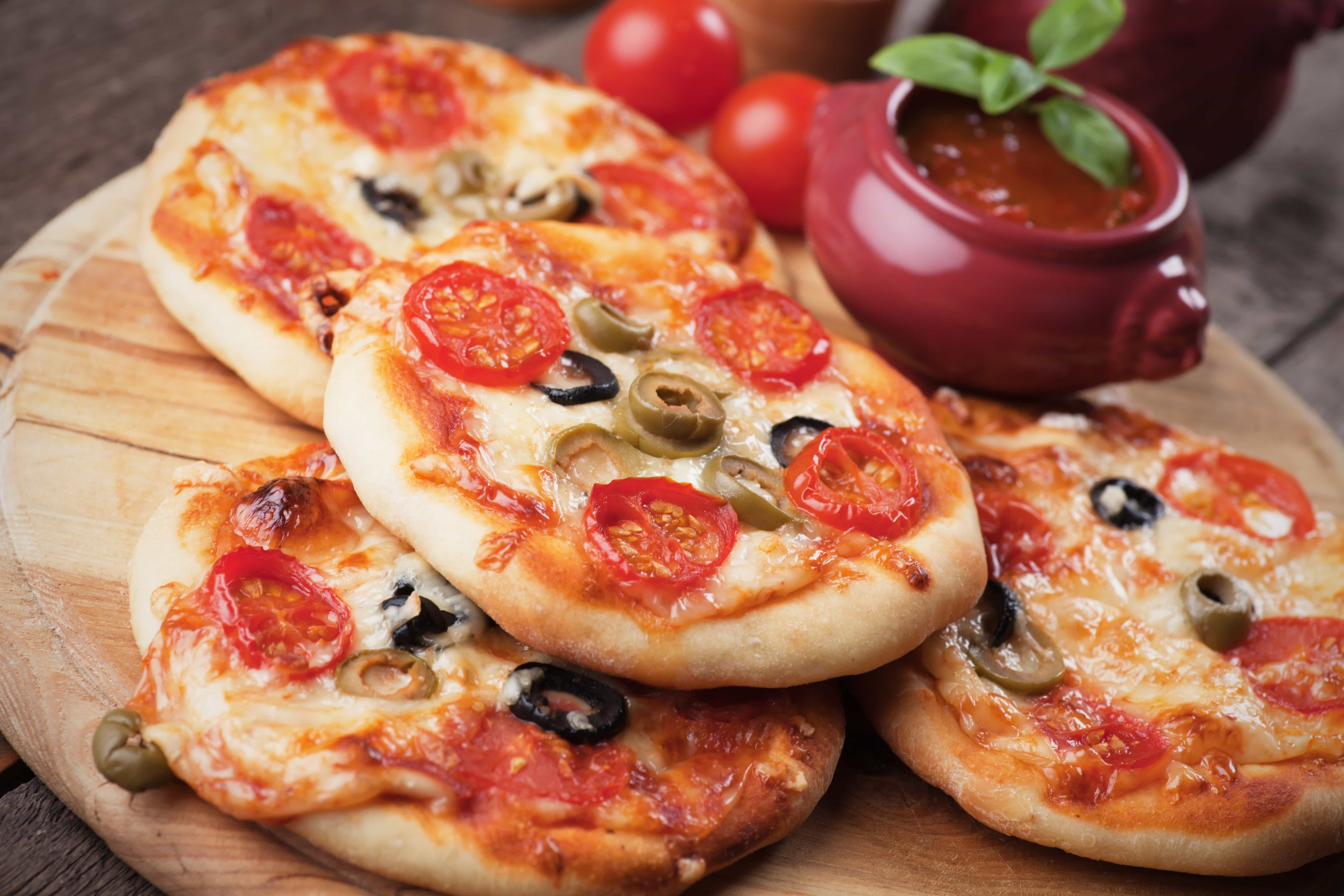 Pizza reaby. Мини пицца пепперони. Пицца маленькая. Красивые мини пиццы. Мини пицца круглая.