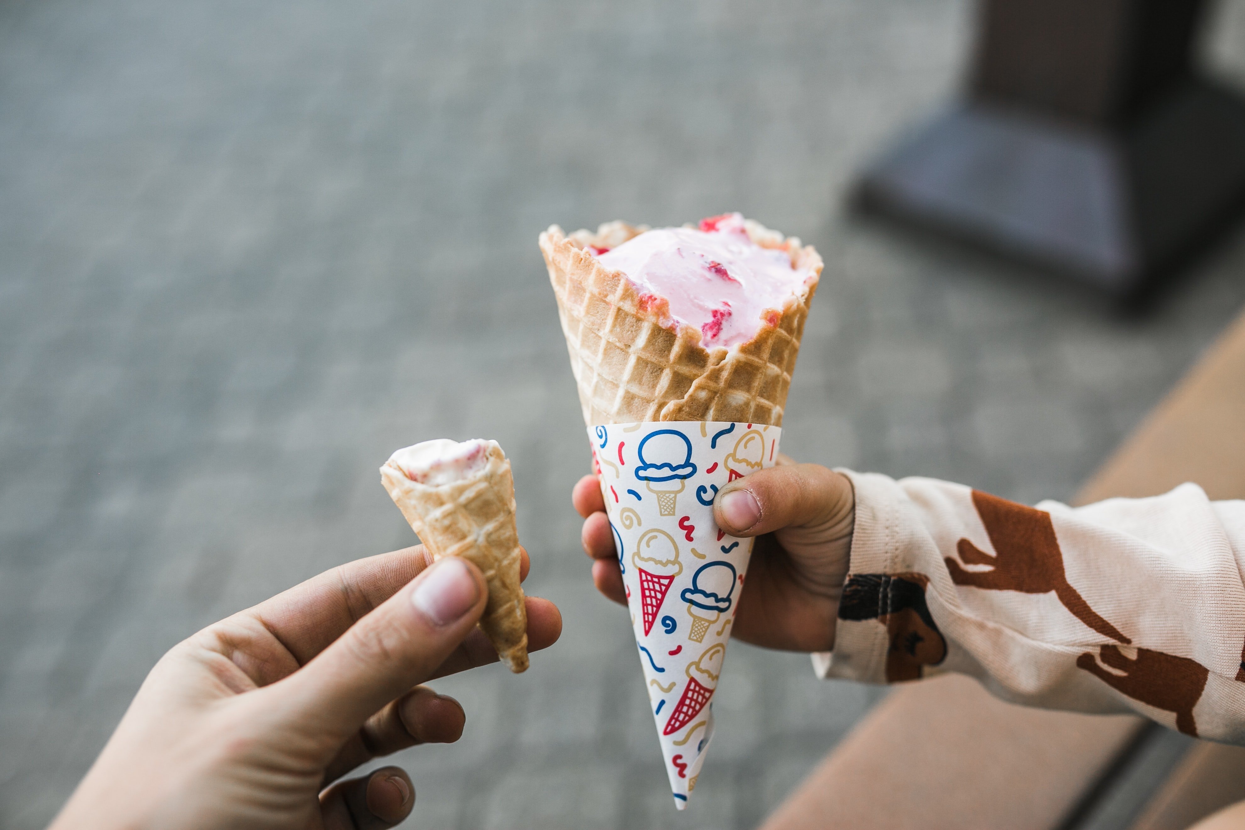 В какой стране сделали мороженое. Мороженое рожок. Мороженое в руке. Мороженое рожок в руке. Мороженое маленький рожок.