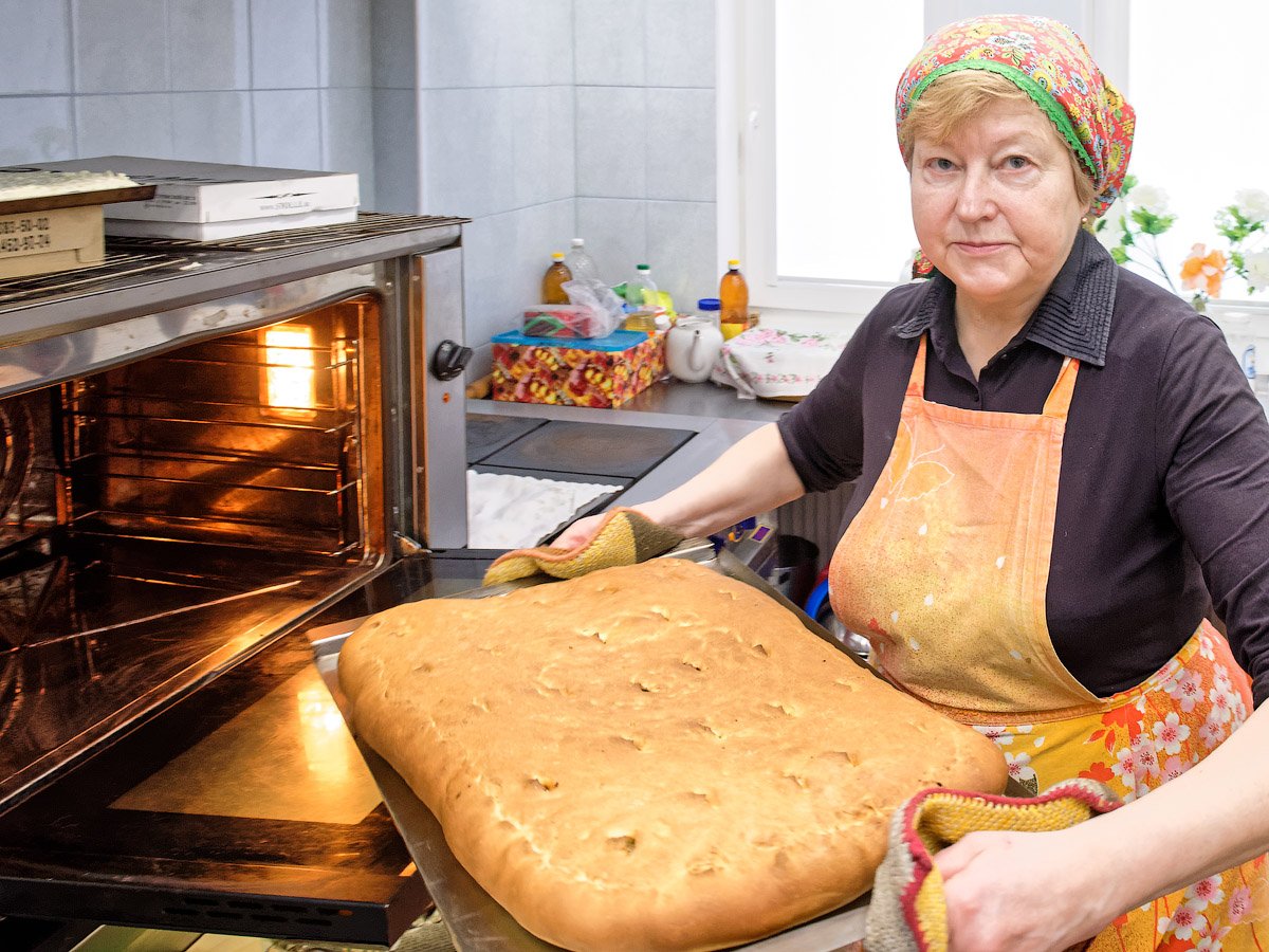 Пироги готовит мама. Печь пироги. Бабушка стряпает пирожки. Бабушка печет пироги. Женщина с пирогом.