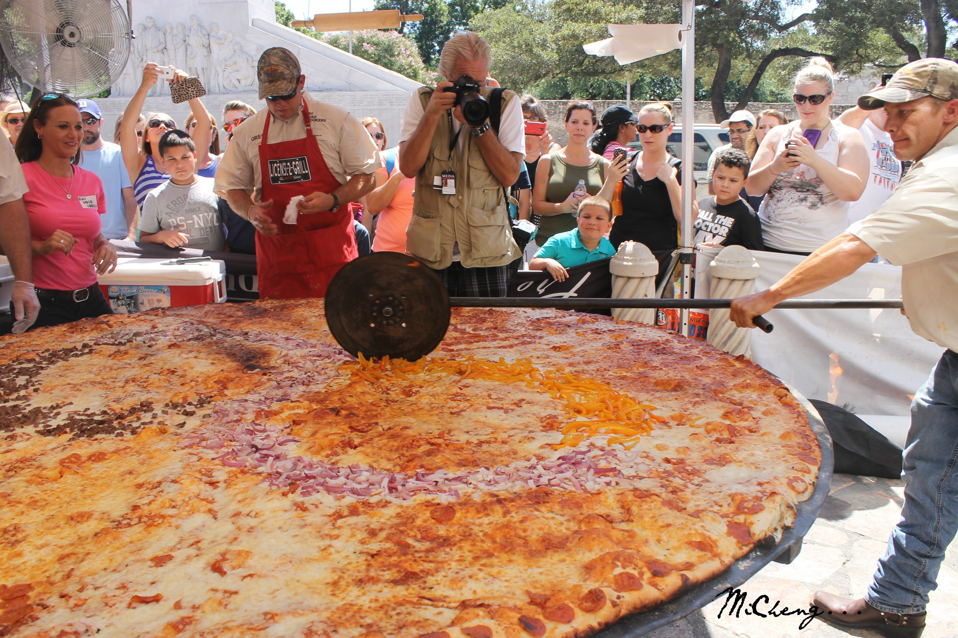 На сегодняшней день огромной. Гигантская пицца тимбилдинг. Самая большая пицца. Самый большой блин. Самая большая пицца в мире.