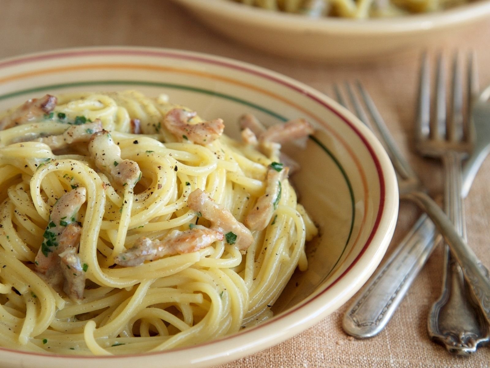 Итальянское блюдо из лапши. Фетучини карбонара. Ньокки карбонара. Спагетти с митболами. Спагетти с грибами в сливочном соусе.