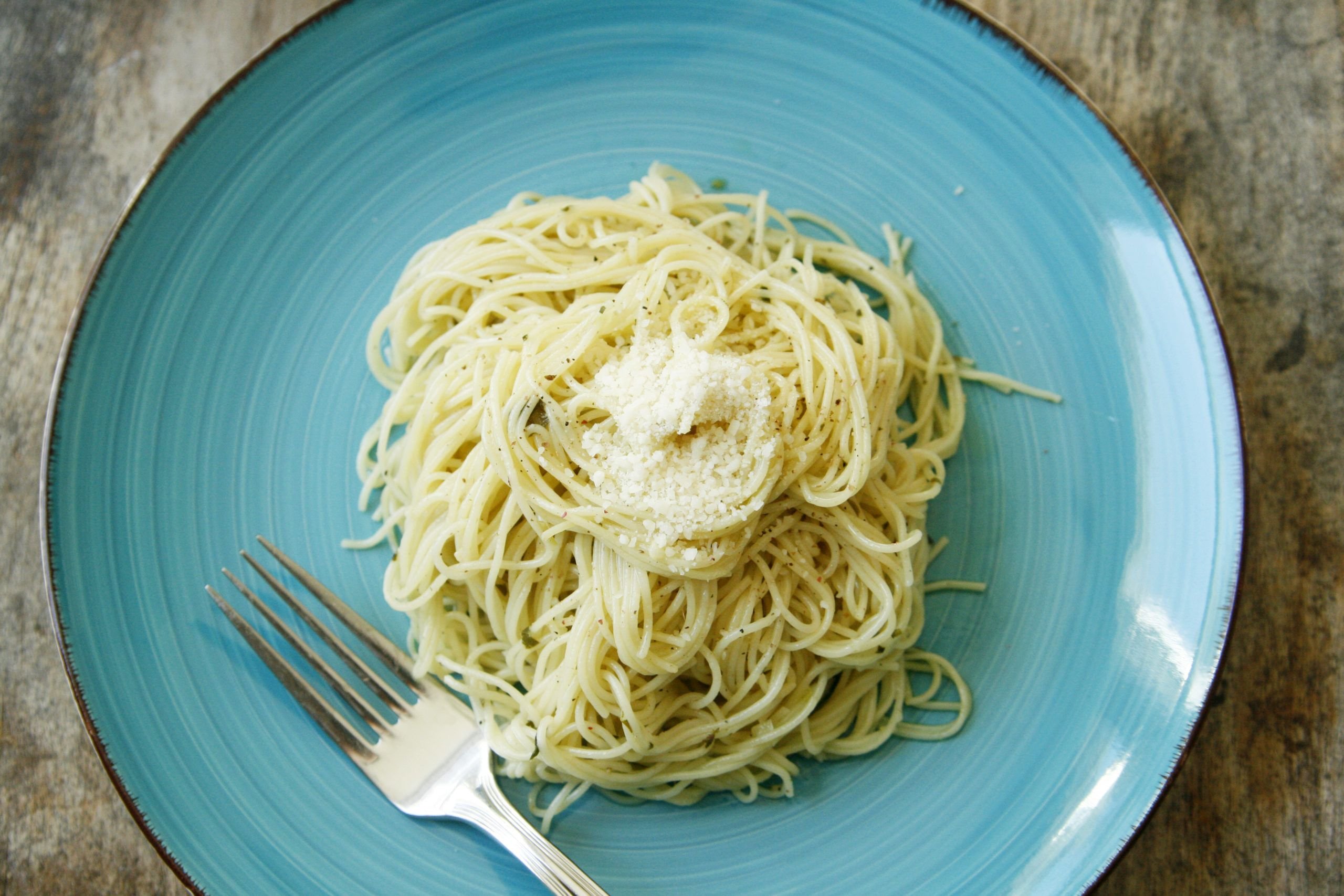 Например макароны. Лингвини карбонара. Спагетти Саргуль. Макароны в тарелке. Тарелка спагетти.