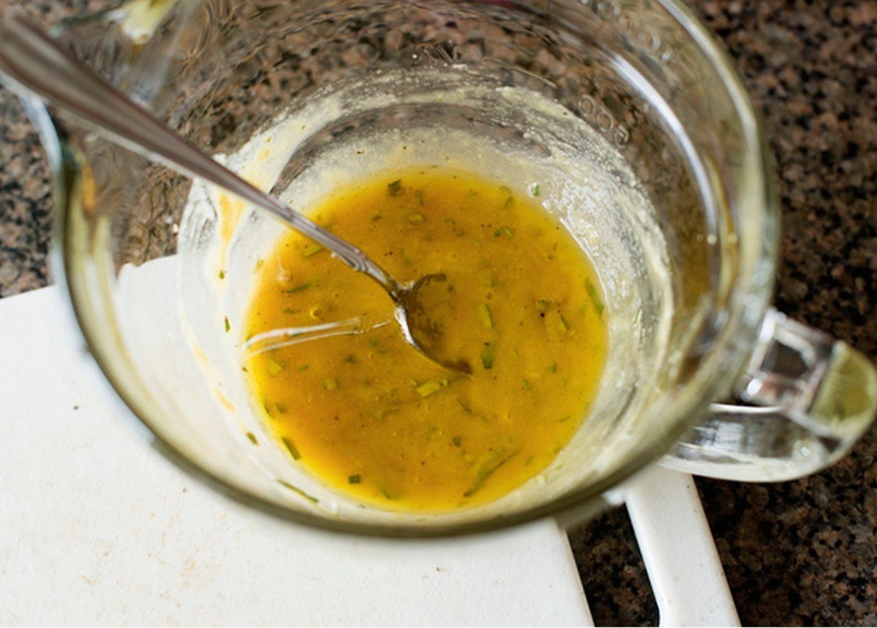 Соус для салата масло горчица. Медово-горчичный соус. Соус из дижонской горчицы. Медово-горчичный соус для салата. Соус медовая горчица.