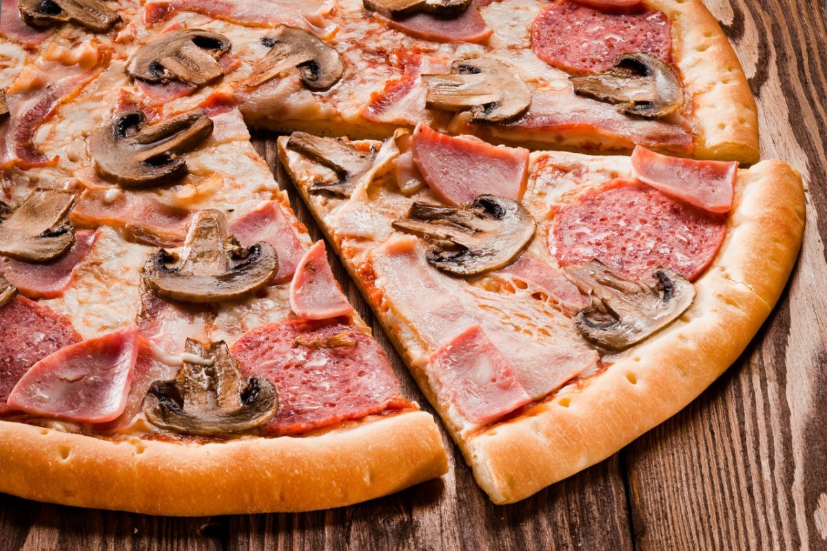Три пиццы с уткой и острыми начинками. Пицца мясная. Пицца с ветчиной. Пицца с ветчиной и салями. Пицца ветчина и грибы.
