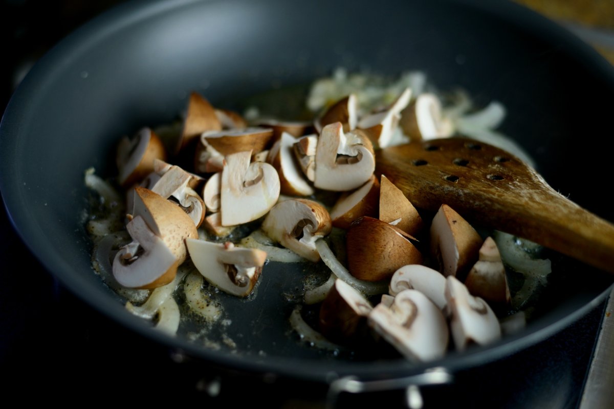 Жареные грибы. Шампиньоны на сковородке. Чипсы из шампиньонов на сковороде. Простые рецепты с шампиньонами на сковороде