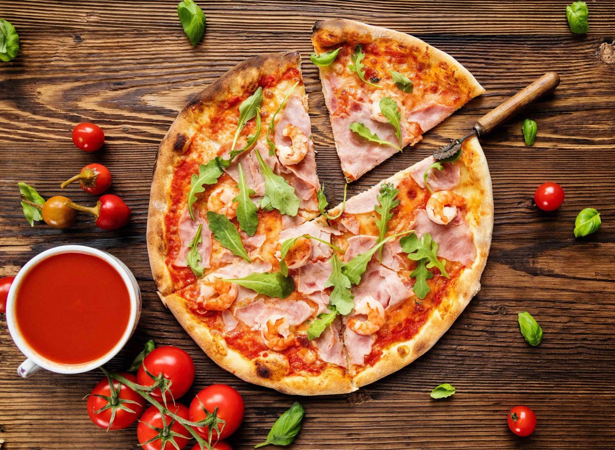 Итальянская пицца на доске вид сбоку