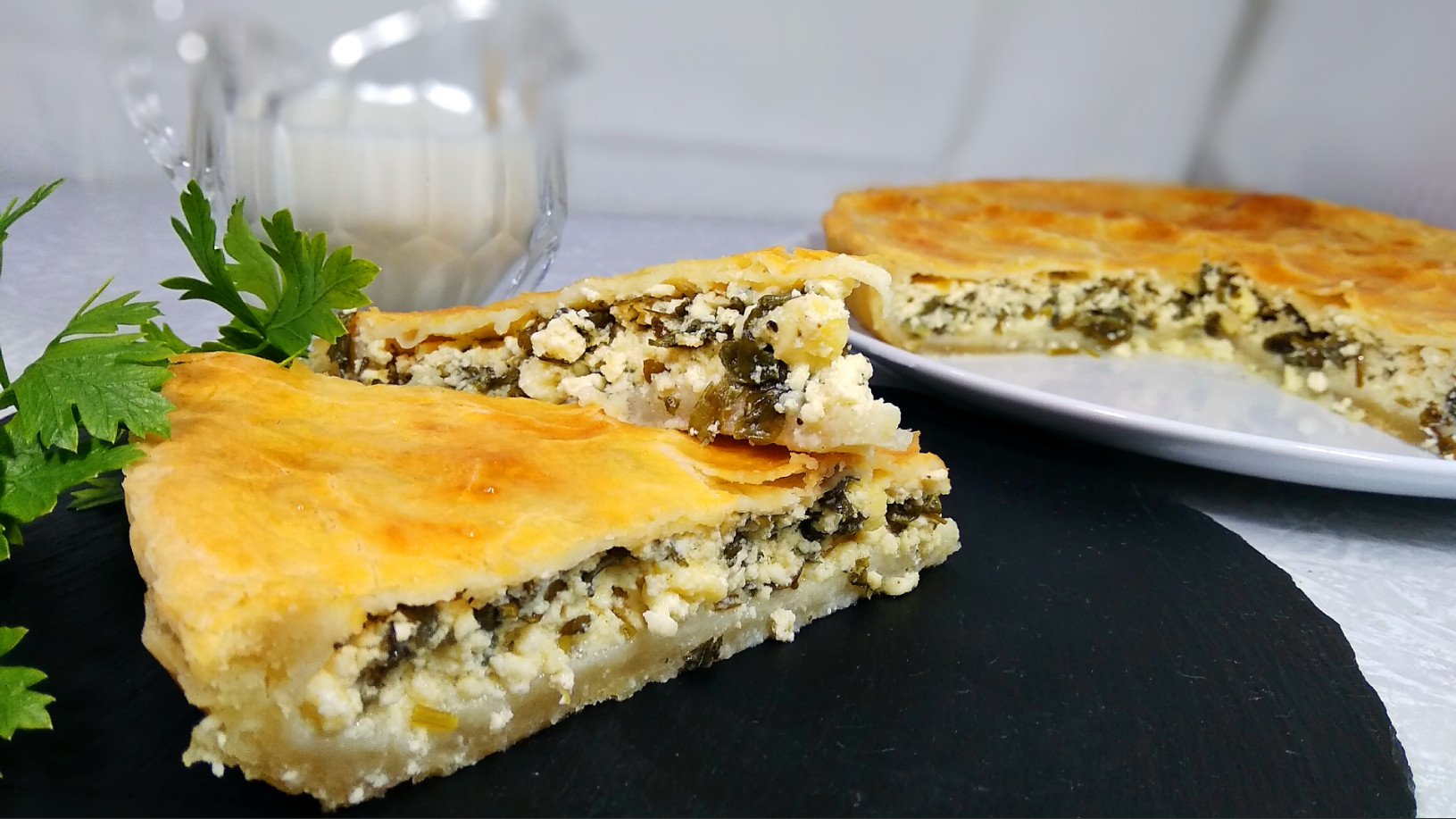Пирог с сыром из слоеного теста рецепт. Слоеный пирог с творогом. Пирог с творожным сыром и зеленью. Пирог с творогом и зеленью из слоеного теста. Пироги с творогом и зеленью.