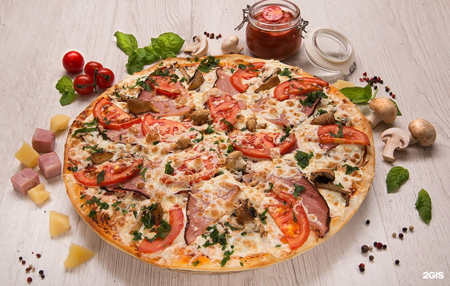 Сайт люблю пиццу курск. Пицца с окороком. Пицца с помидорами и петрушкой. Пицца бешамель пицца.