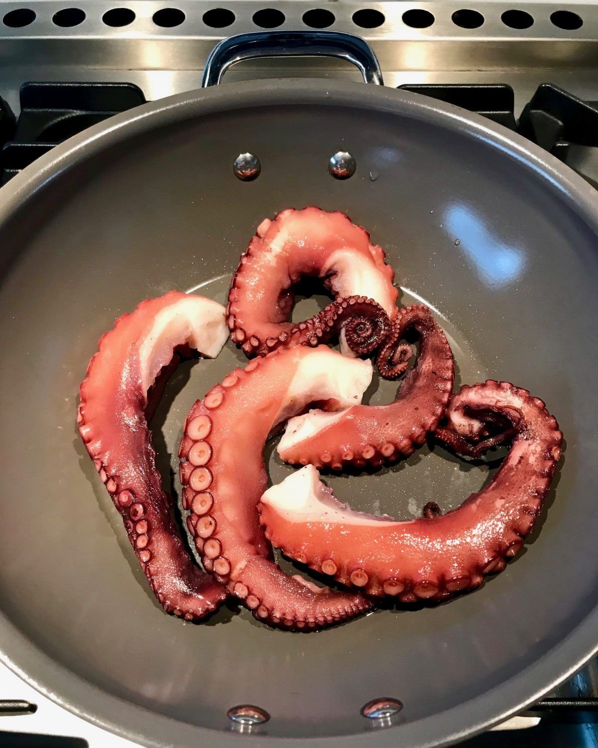 Осьминог копченый. Блюда из осьминога. Жареный осьминог. Осьминог приготовленный. Морепродукты с щупальцами.