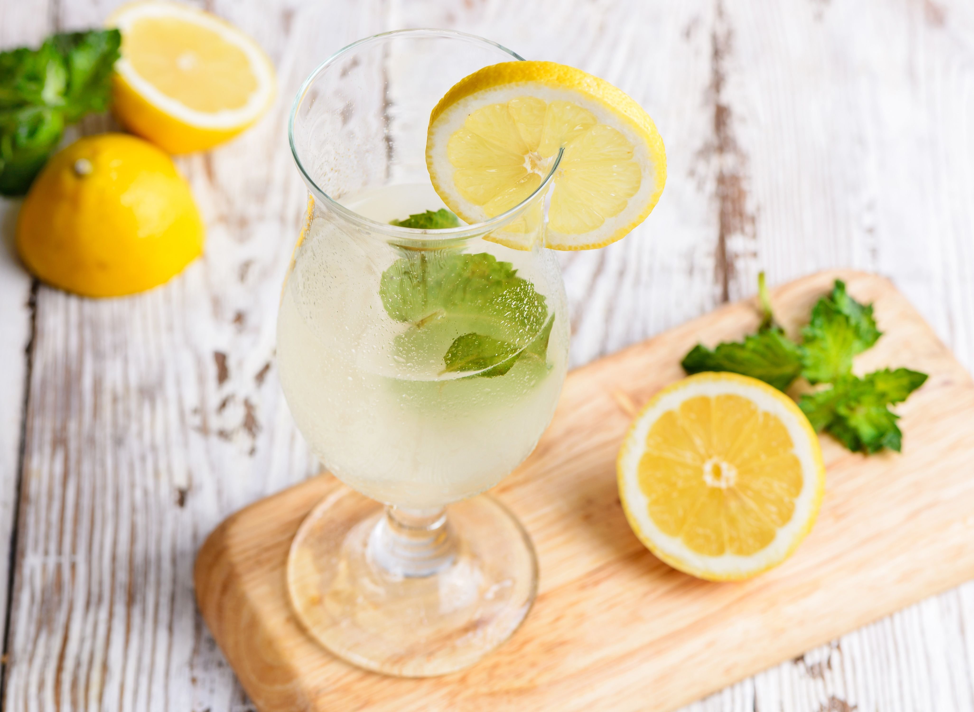 Лимонад без лимона. Лимонный Мохито. Лимонад грейпфрут базилик. Коктейль с лимоном. Лимонный коктейль.