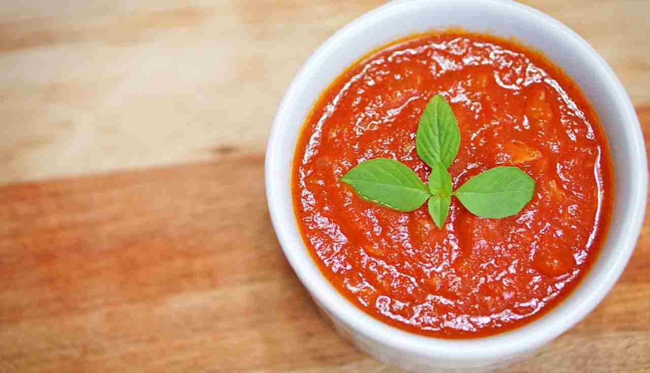 Томатный соус готовый. Классический томатный соус. Соус помидорный калабрийский. Соус томатный с базиликом на пицце. Томатный соус Айяд.
