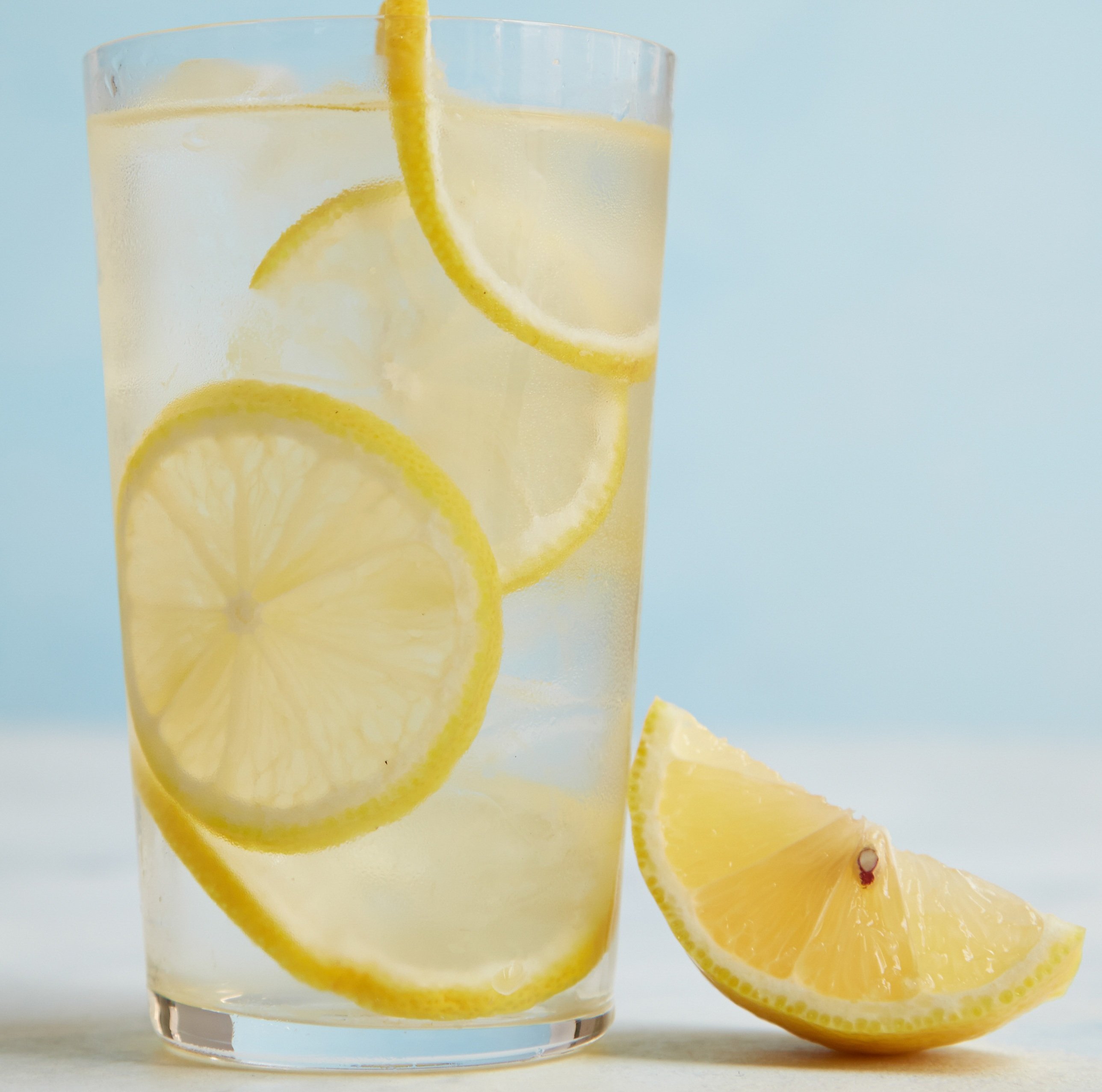 Настойка лимона на воде. Стакан воды с лимоном. Стакан воды с лимонным соком. Водичка с лимоном. Вода с лимоном Эстетика.