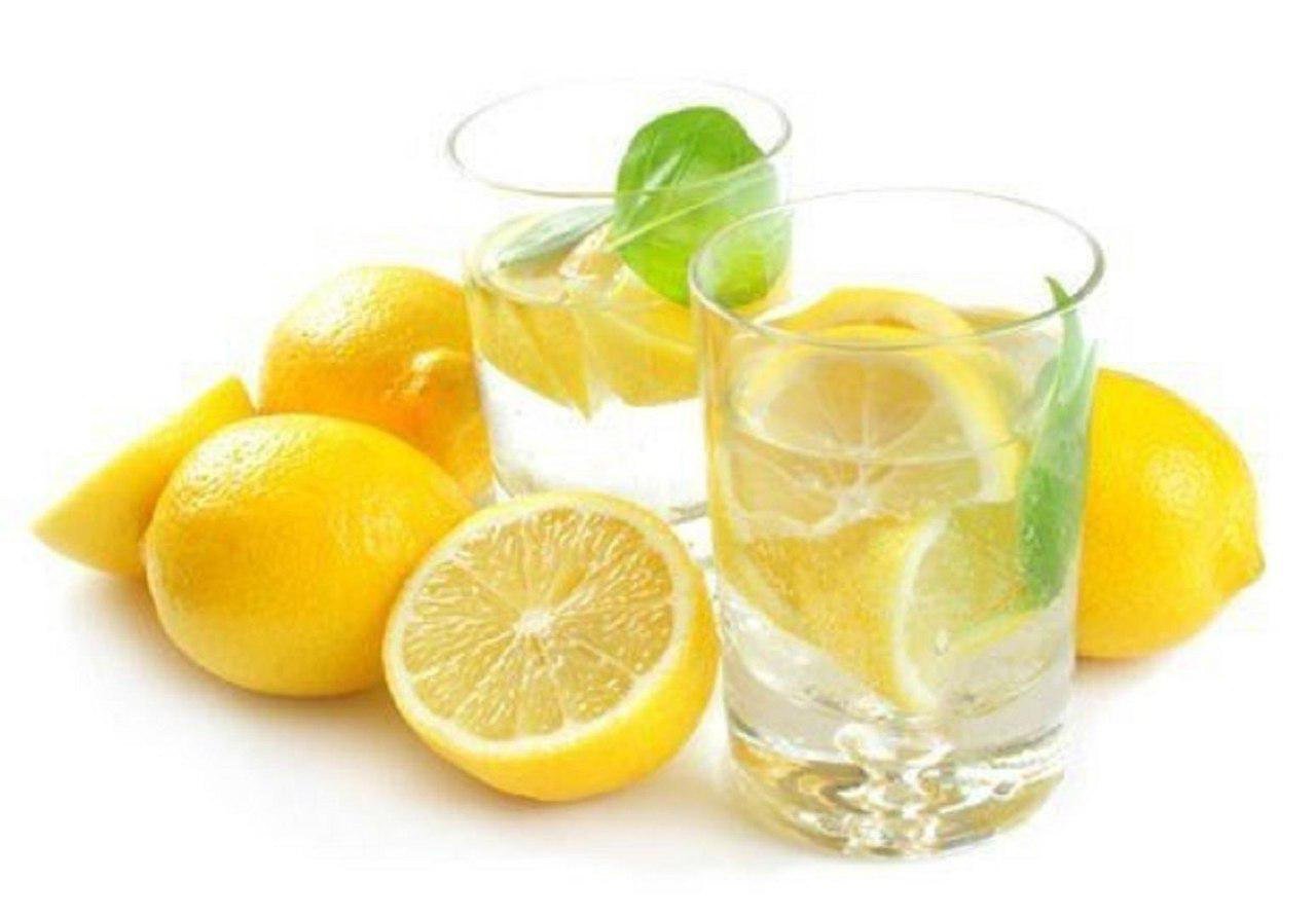 Вода с лимон на тощак. Вода с лимоном. Стакан воды с лимоном. Вода с лимонным соком. Ылда с лимоном.