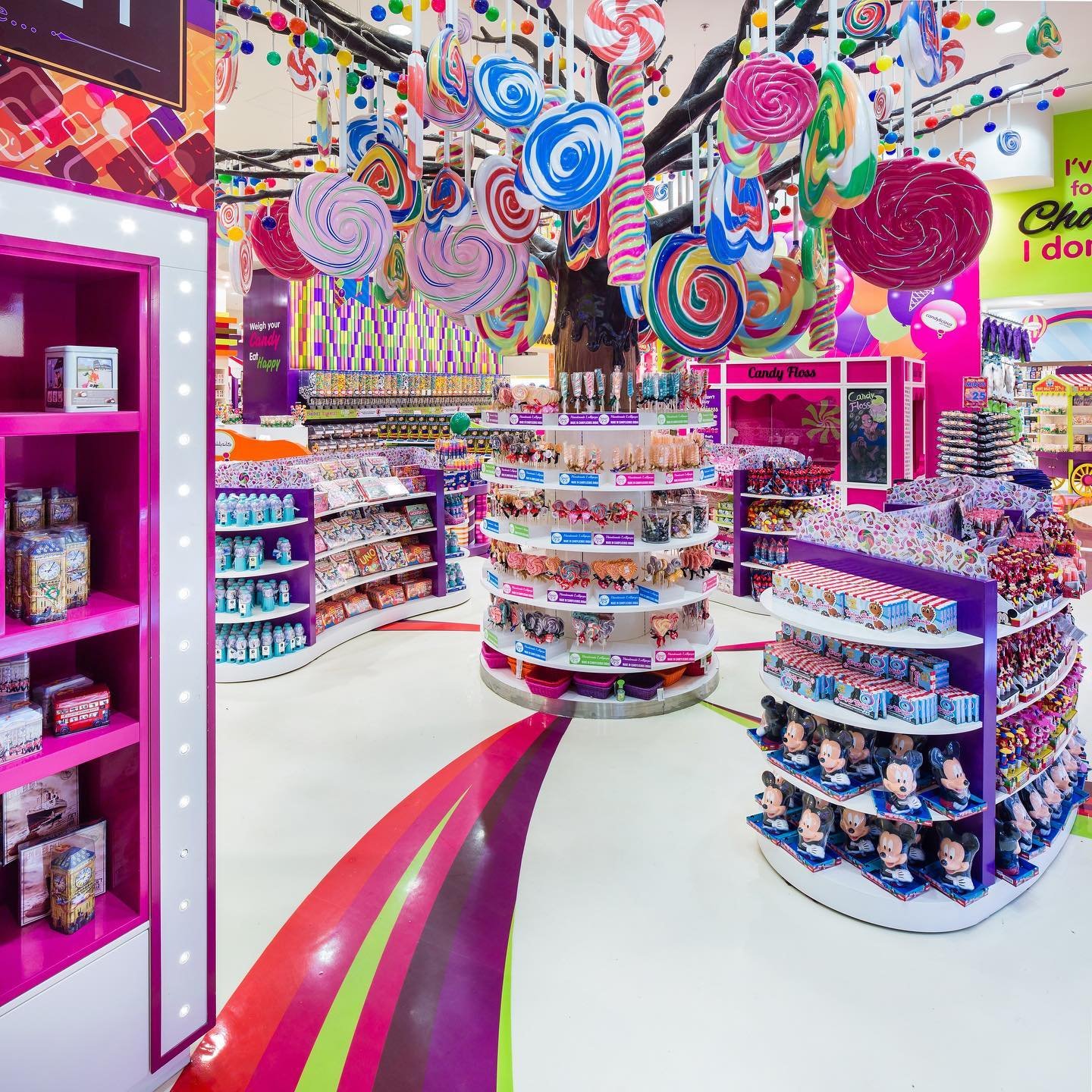 Я открыл магазин сладостей в другом мире. Candylicious Дубай Молл. Дубай Молл магазин сладостей. Магазин сладостей в Дубае Candylicious. Канди шоп Дубай Молл.