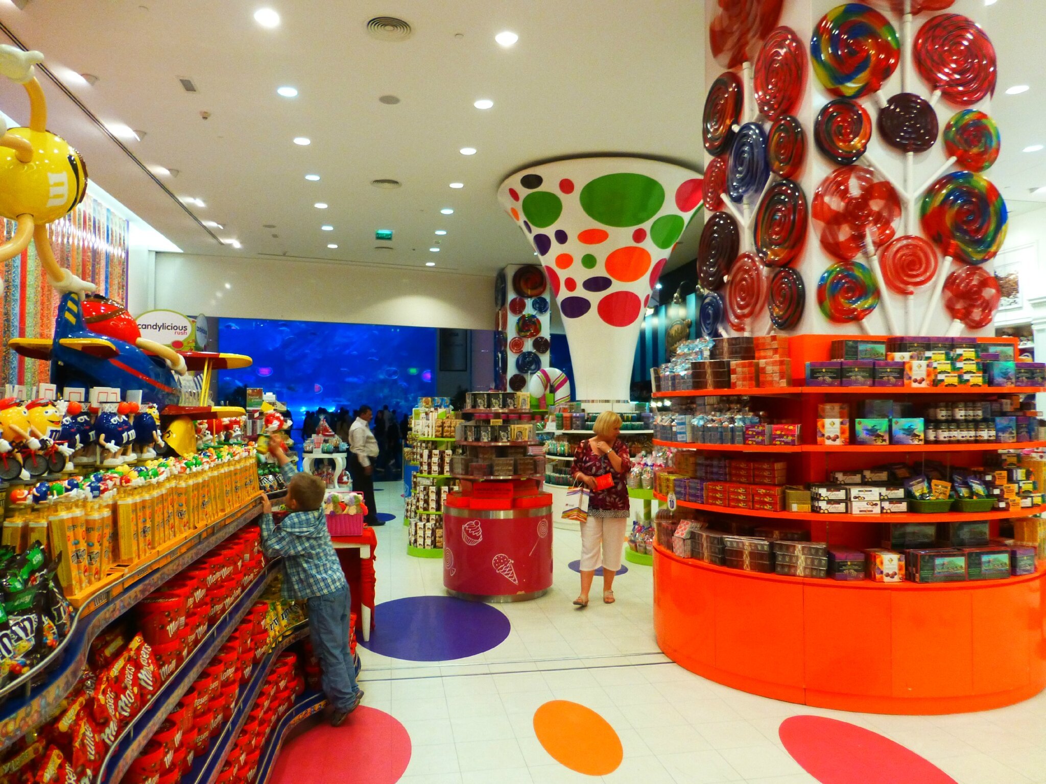 Candylicious Дубай. Дубай Молл конфетный магазин. Дубай Молл магазин игрушек. Самый большой магазин сладостей. Большой магазин сладостей
