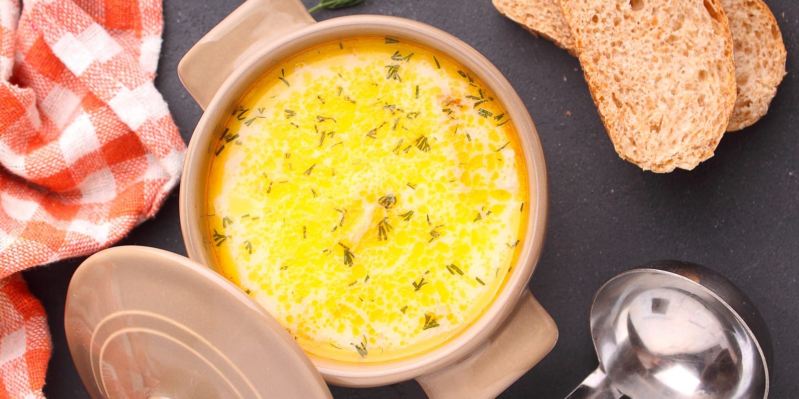 2017 году приготовили сырный суп. Суп с плавленным сыром. Куриный суп с плавленым сыром. Куриный сырный суп. Сырный суп с гренками.