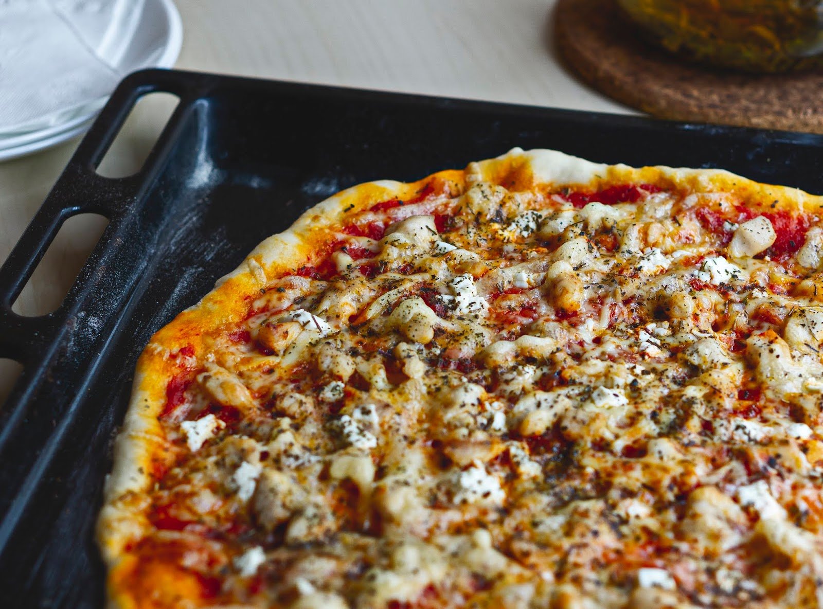 Домашняя пицца в духовке рецепт начинки. Огромная пицца. Гигантская пицца. Пицца домашняя в духовке. Домашняя пицца на тонком тесте.