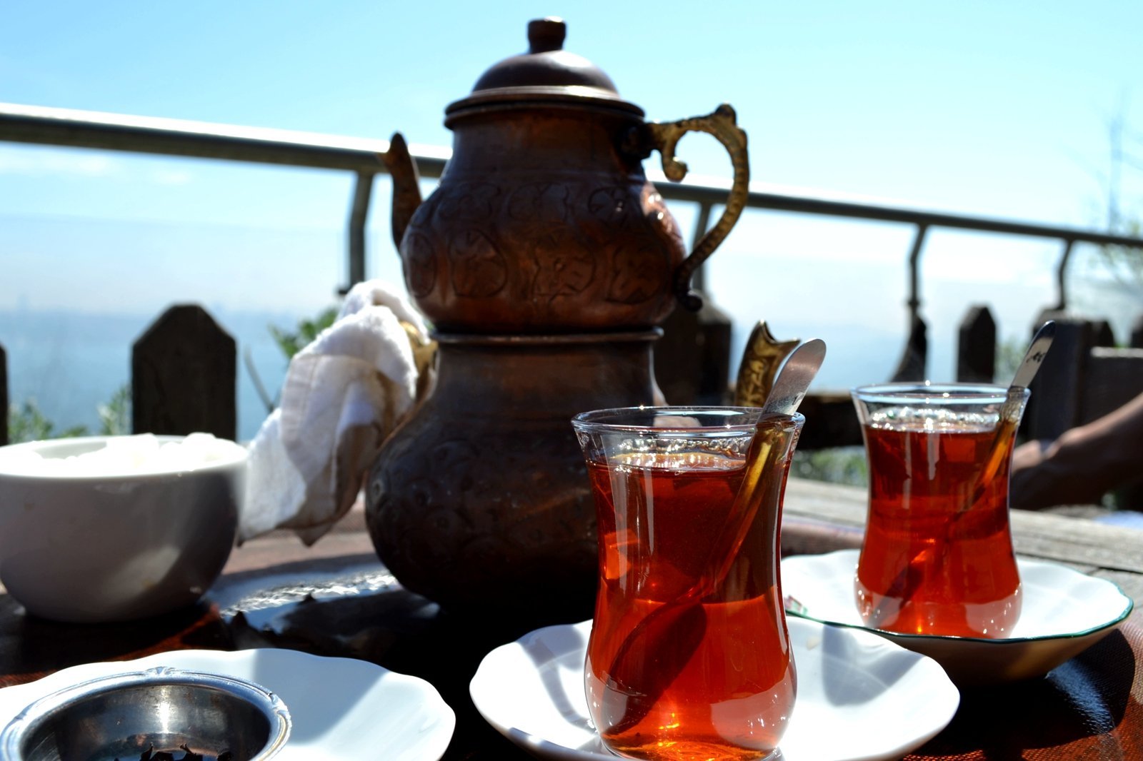 Почему турки пьют. Армуд Стамбул. Сабахын хейир. Баку чай армуды. Традиционный турецкий чай.