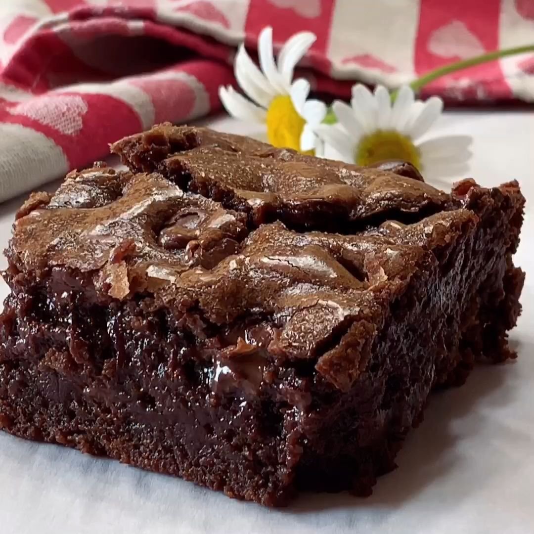 Пирог брауни рецепт. Торт Брауни шоколадный. Шоколадное пирожное Брауни. Брауни с коржом. Fudgy Brownies Брауни.