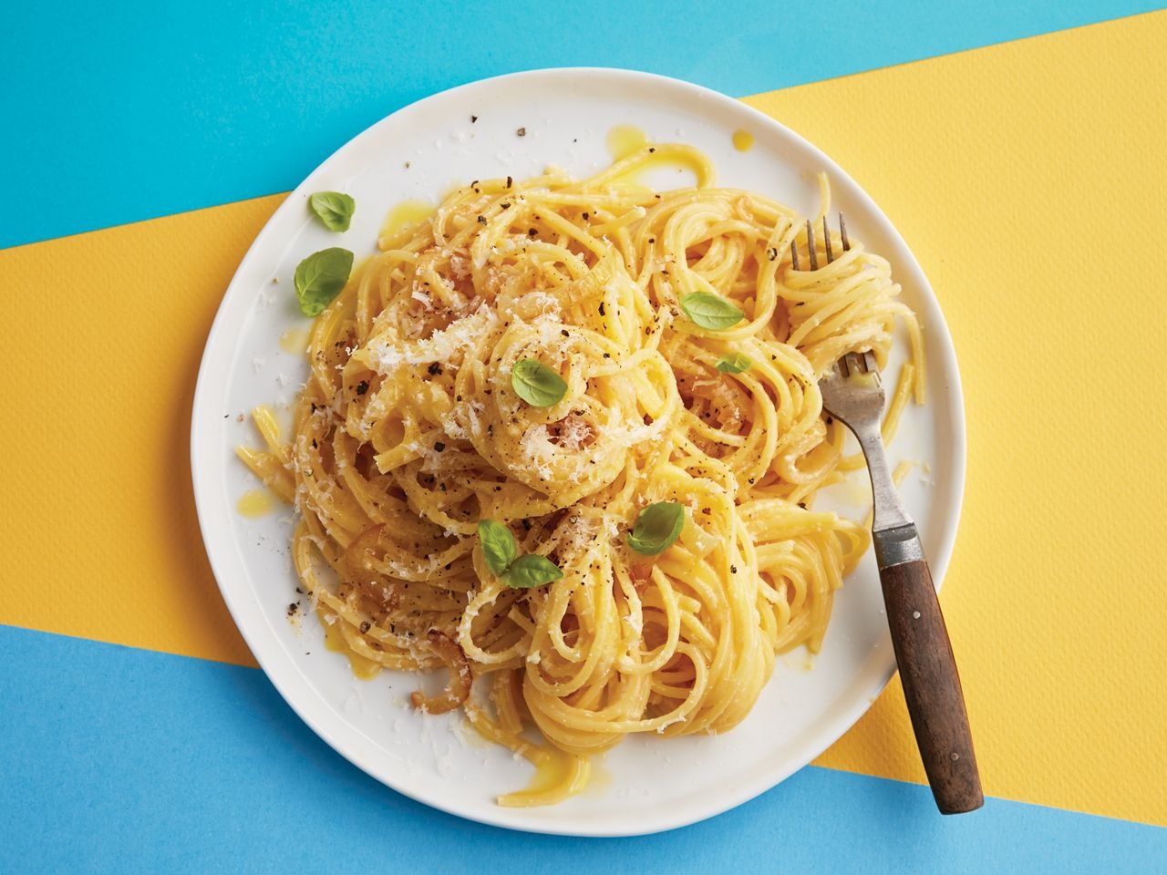 Some spaghetti. Феллини макароны спагеттони. Лапша карбонара. Американская паста карбонара. Спагетти Квадри.