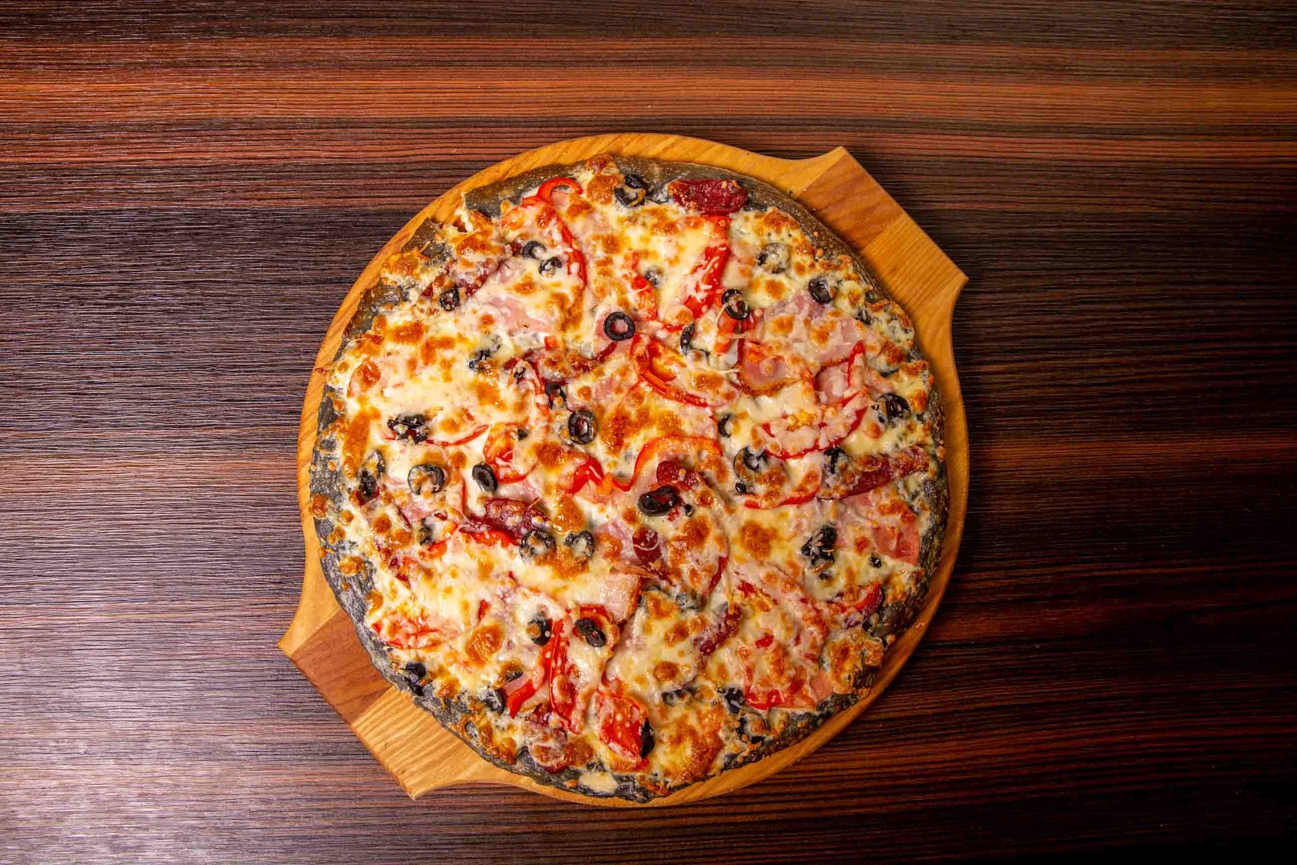 пицца с курицей и помидорами фото