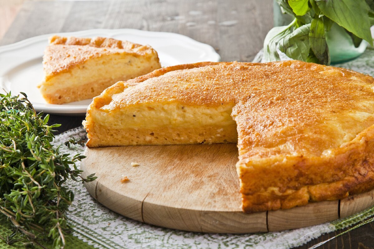 Простое тесто из творога в духовке. Сырный пирог. Пирог с творогом. Творожно сырный пирог. Сырный пирог на скорую руку.