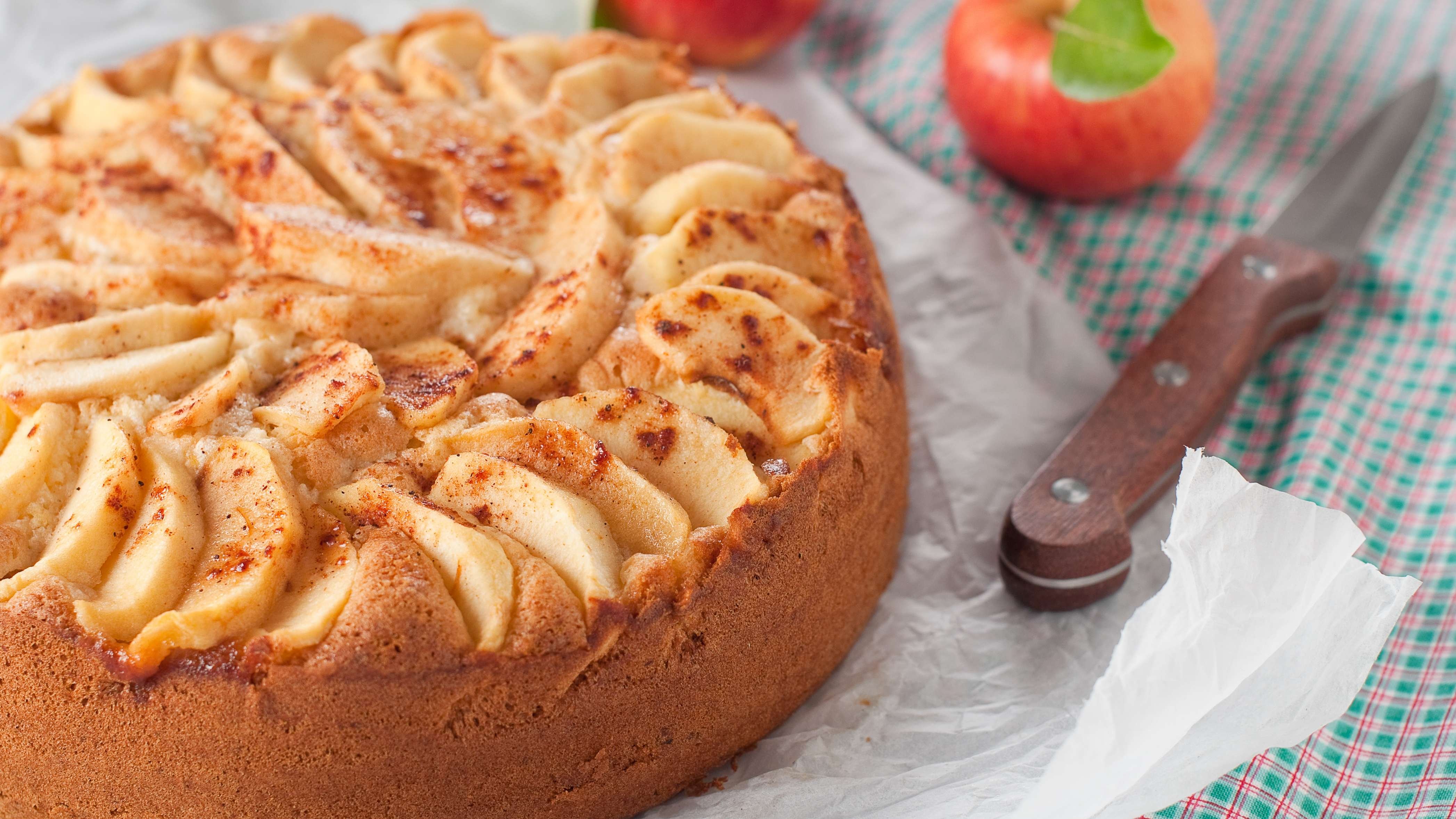 Шарлотка вкусный рецепт классический. Apple pie (яблочный пирог). Шарлотка с яблоками. Красивый пирог с яблоками.