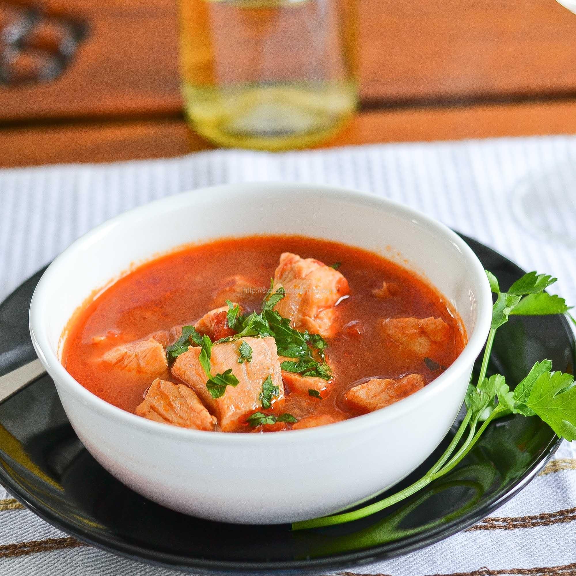 Рыбный суп из томатной консервы. Для супа. Томатный рыбный суп. Рыбный суп с томатами. Томатный суп с рыбой.