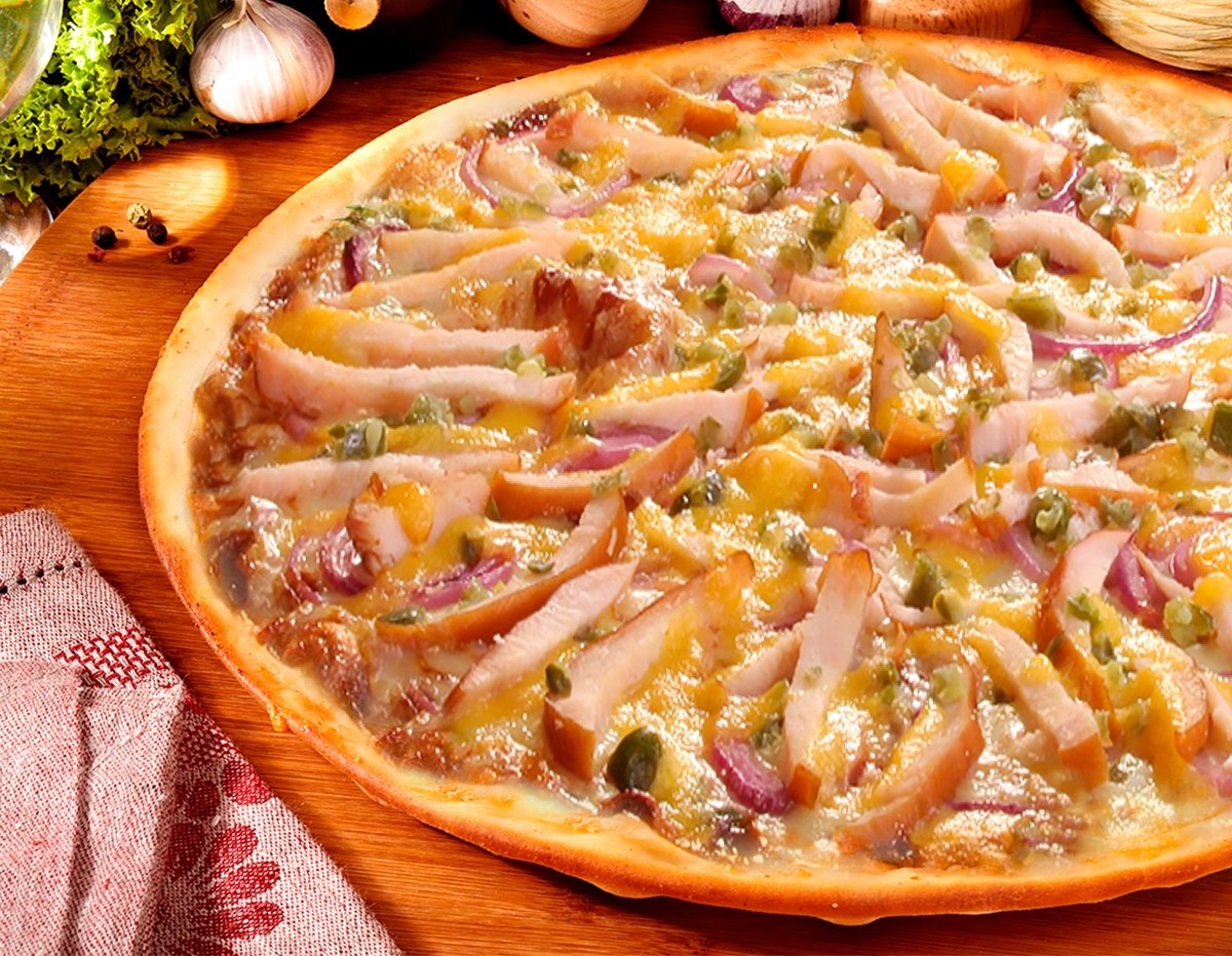Пицца с копченой колбасой