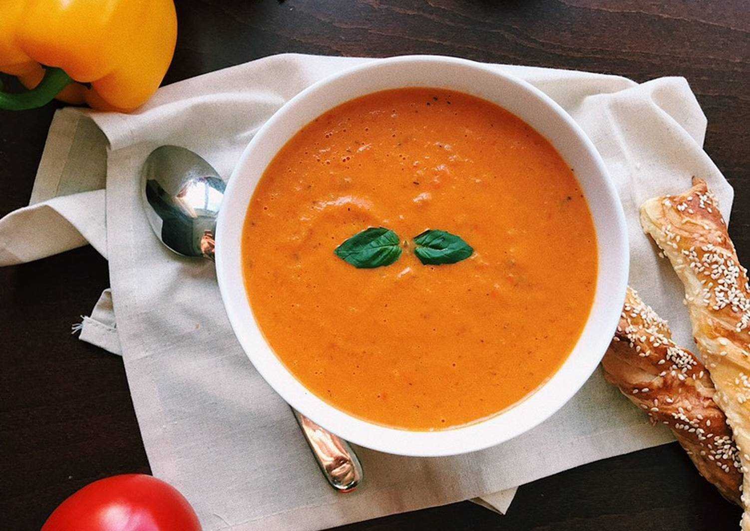 Суп томатный рецепты из свежих. Томатный крем суп. Томатный крем-суп с базиликом. Острый мексиканский томатный суп пюре. Томатный суп-пюре со сливками.