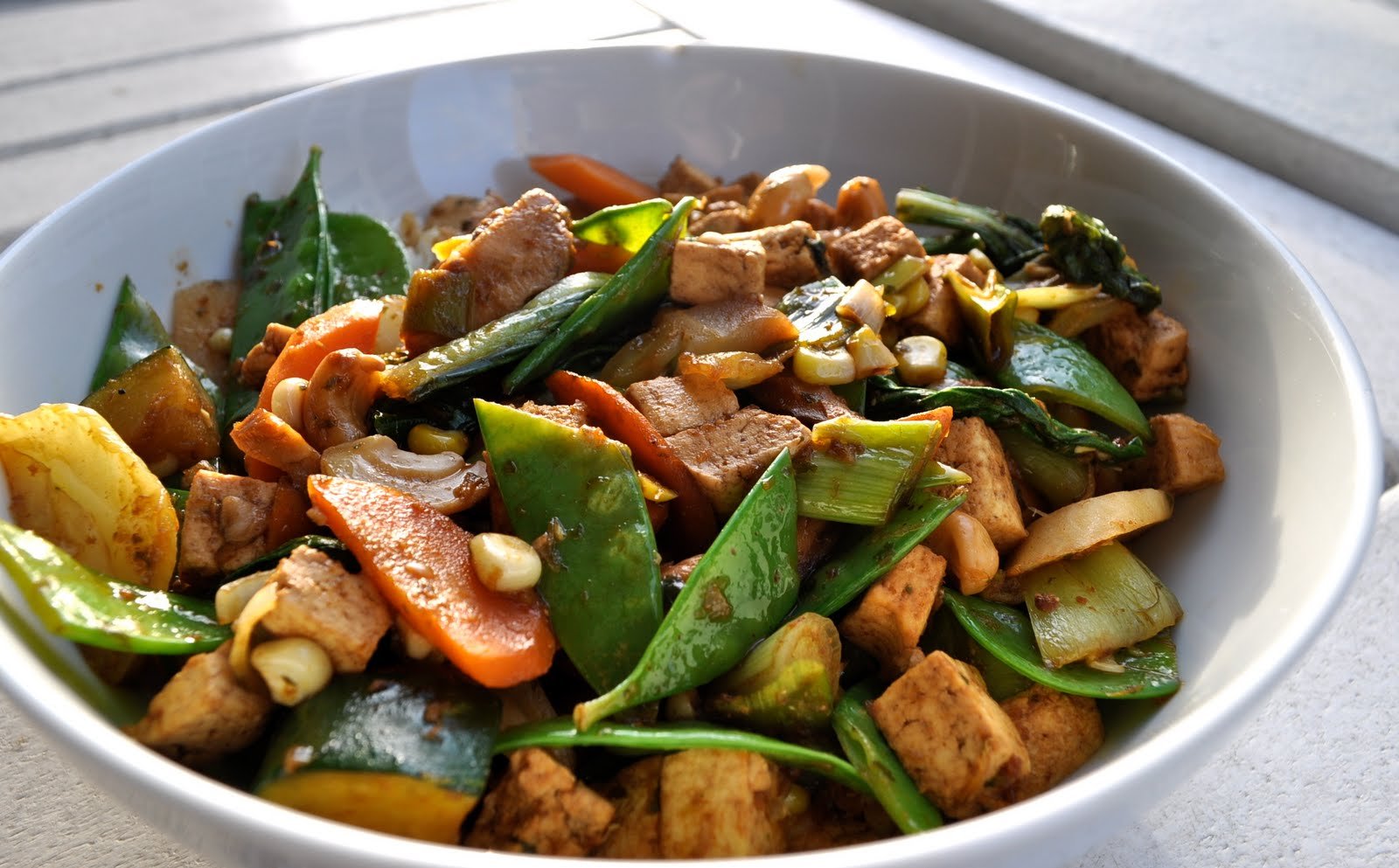 Жареные овощи на сковороде рецепт. Цукини с тофу. Жареный тофу с овощами. Тофу тушеный в соевом. Тофу с овощами и грибами.