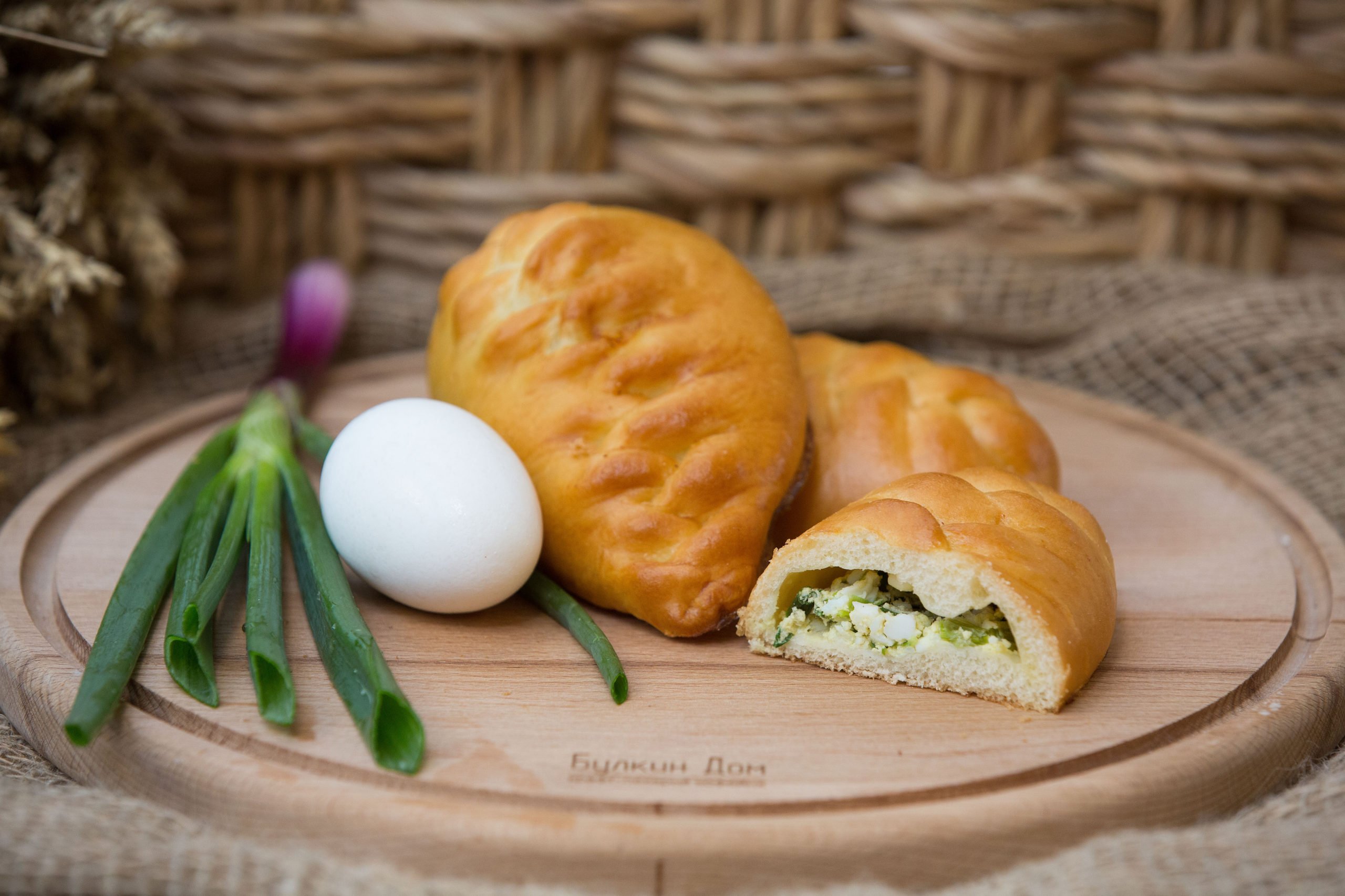 Рецепт теста для пирогов с яйцом. Пирожки с зеленым луком. Пирожки с яйцом и луком. Пирожки с яйцом и зеленым луком. Пироги с луком и яйцом.